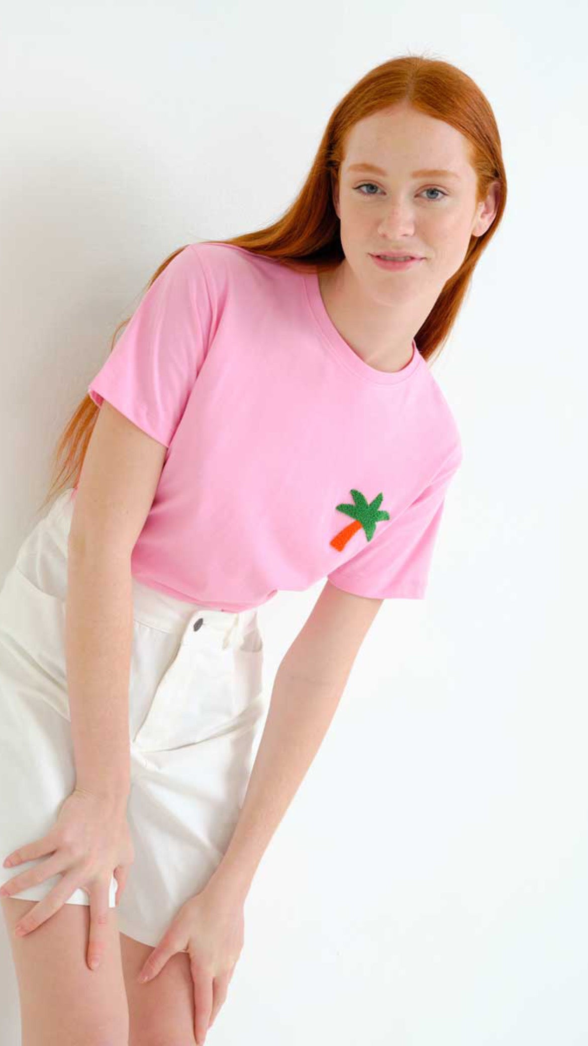 Camiseta con bordado palmera