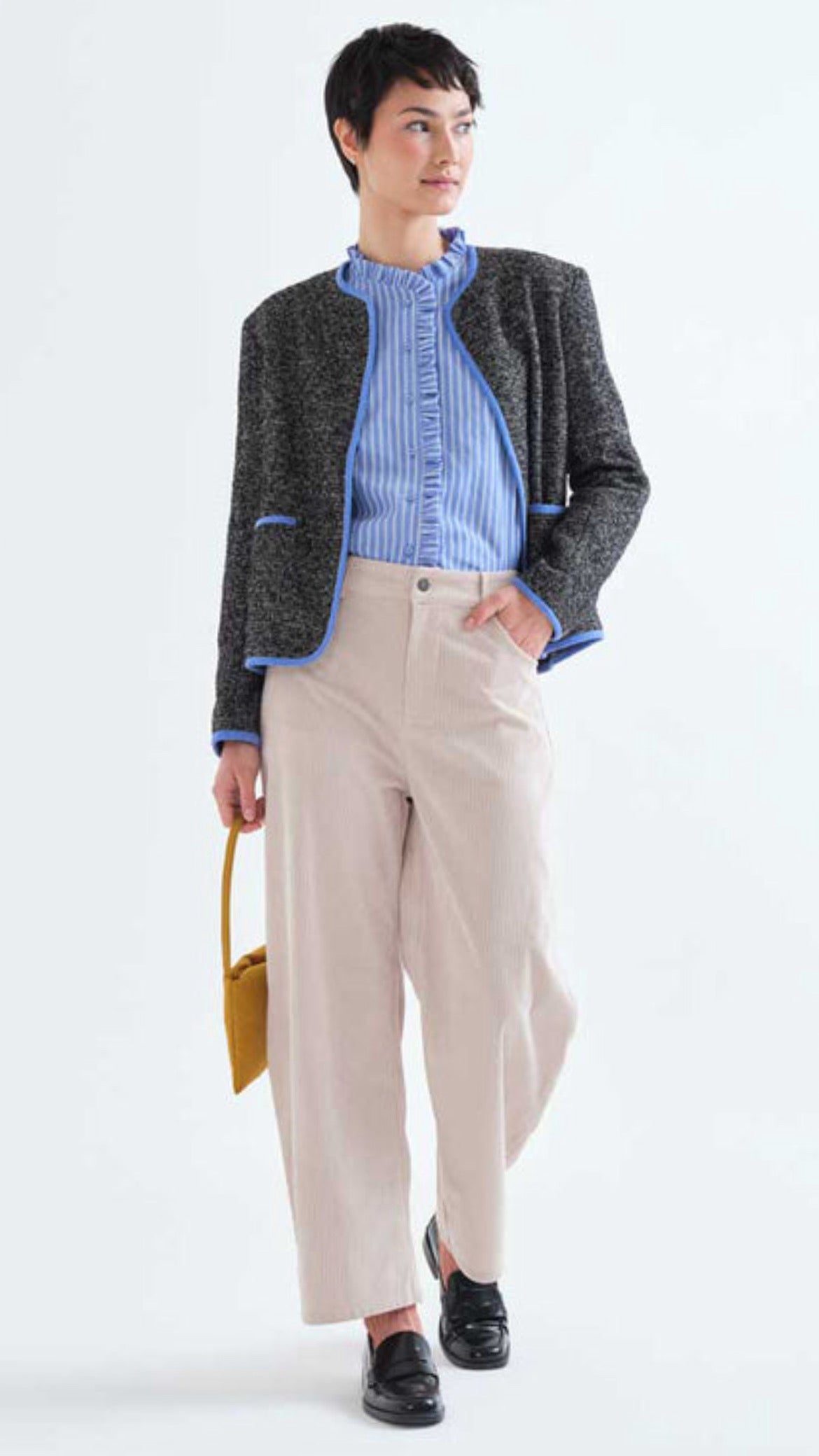 Camisa de rayas azul con detalles de volantes
