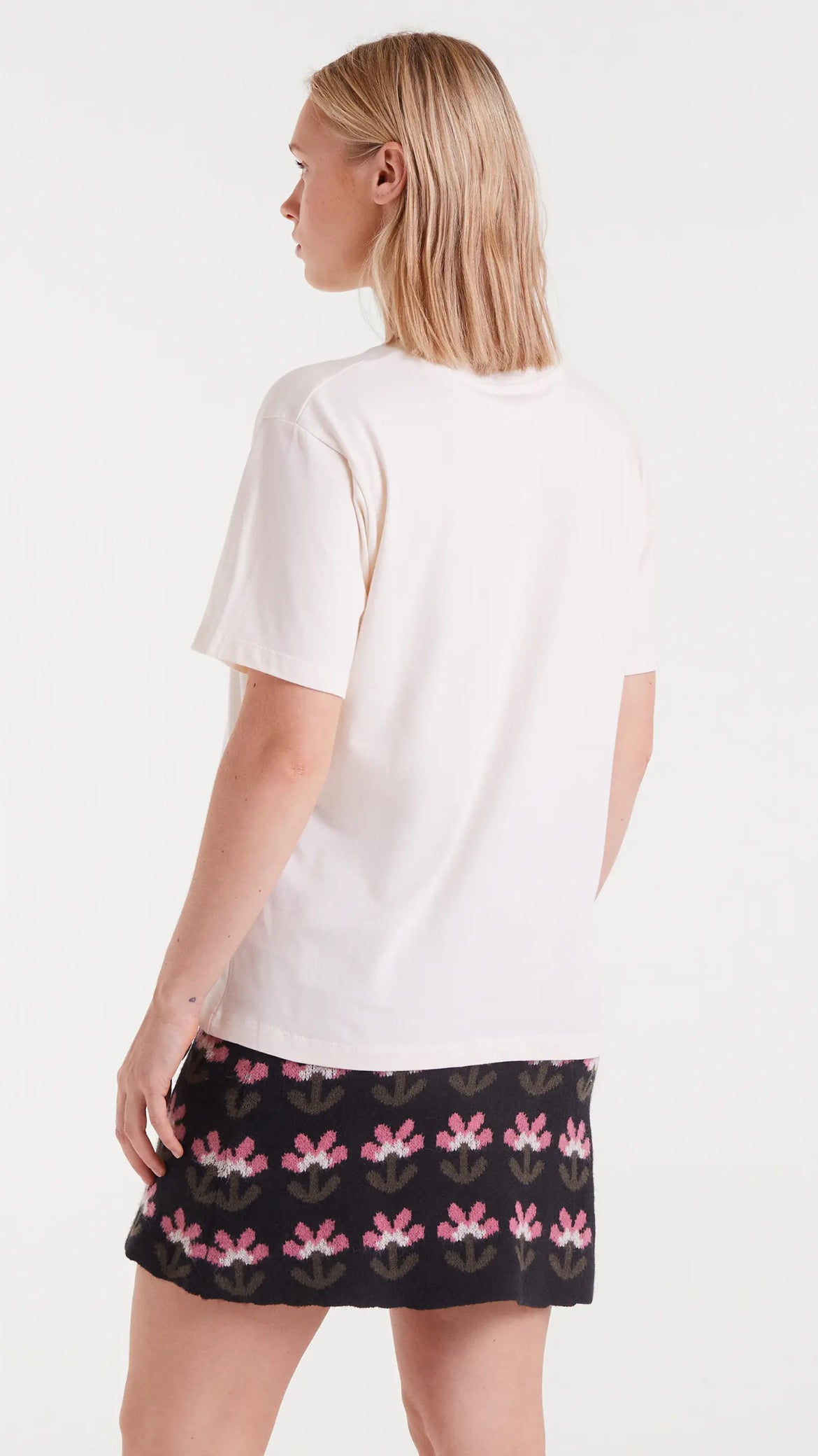 Camiseta 100% algodón con bordado floral