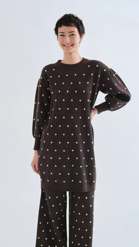 Vestido corto verde con estampado de puntos blancos pequeños