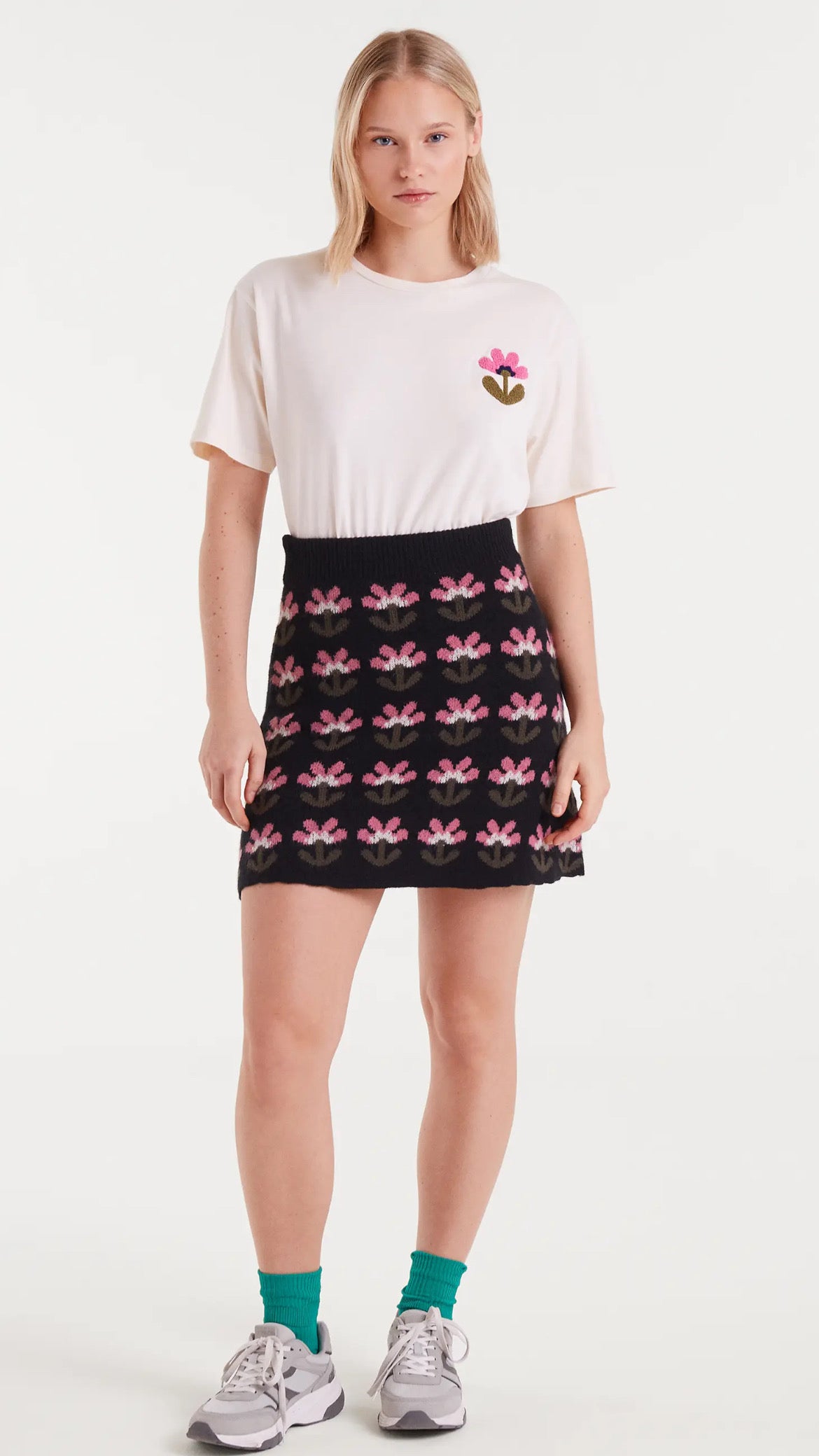 Camiseta 100% algodón con bordado floral