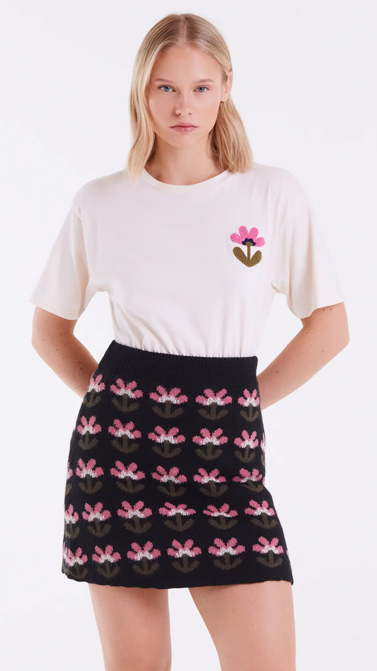 Camiseta 100% algodón con bordado floral