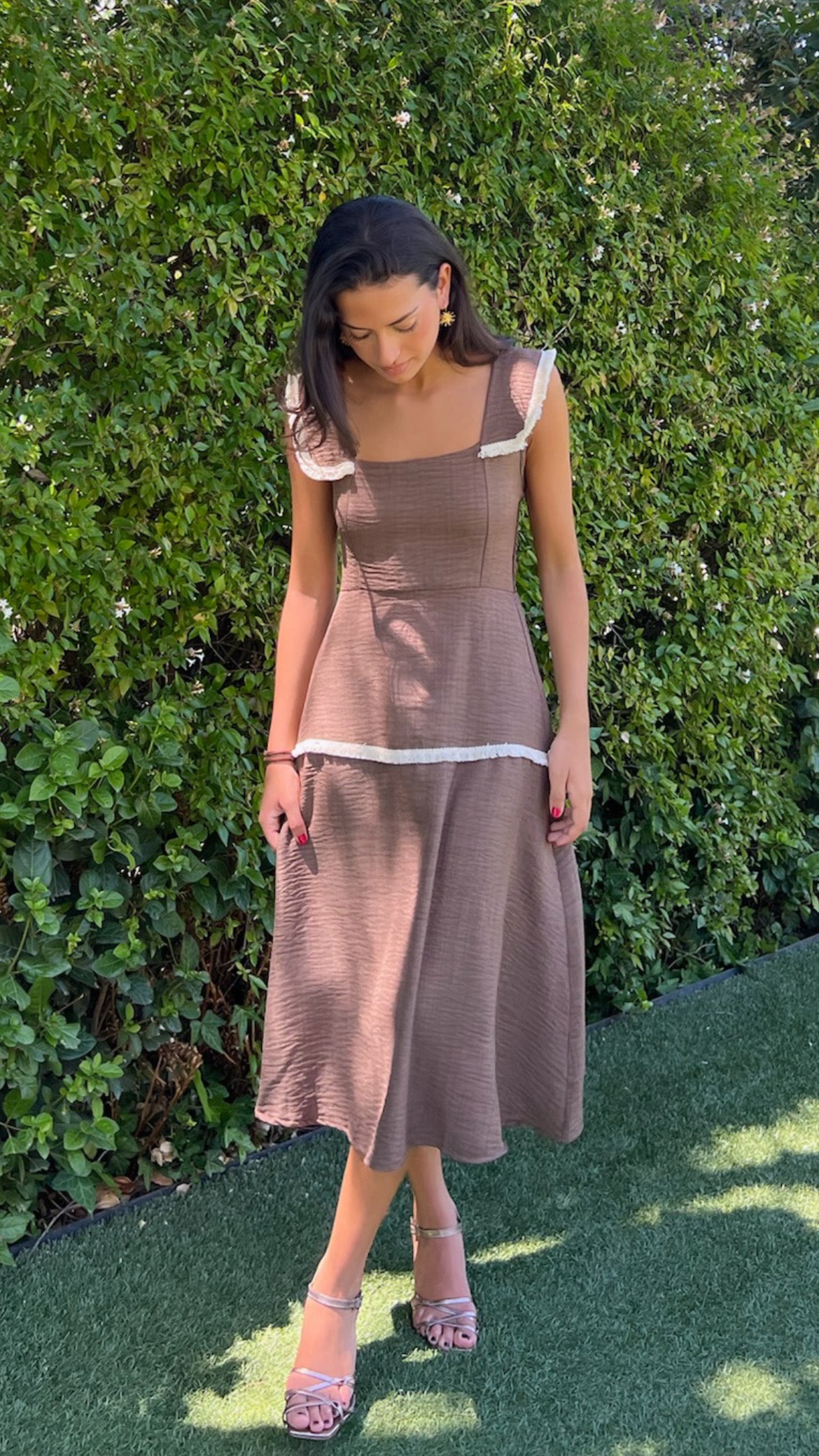 Vestido Toscana midi marrón con escote cuadrado y ribetes blancos