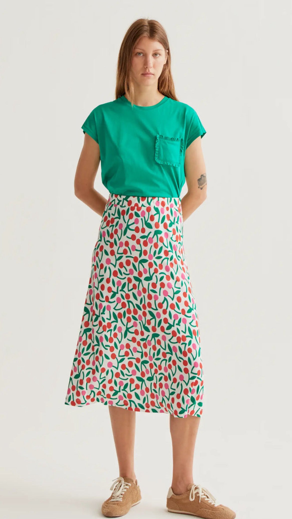 Falda midi con estampado guindas