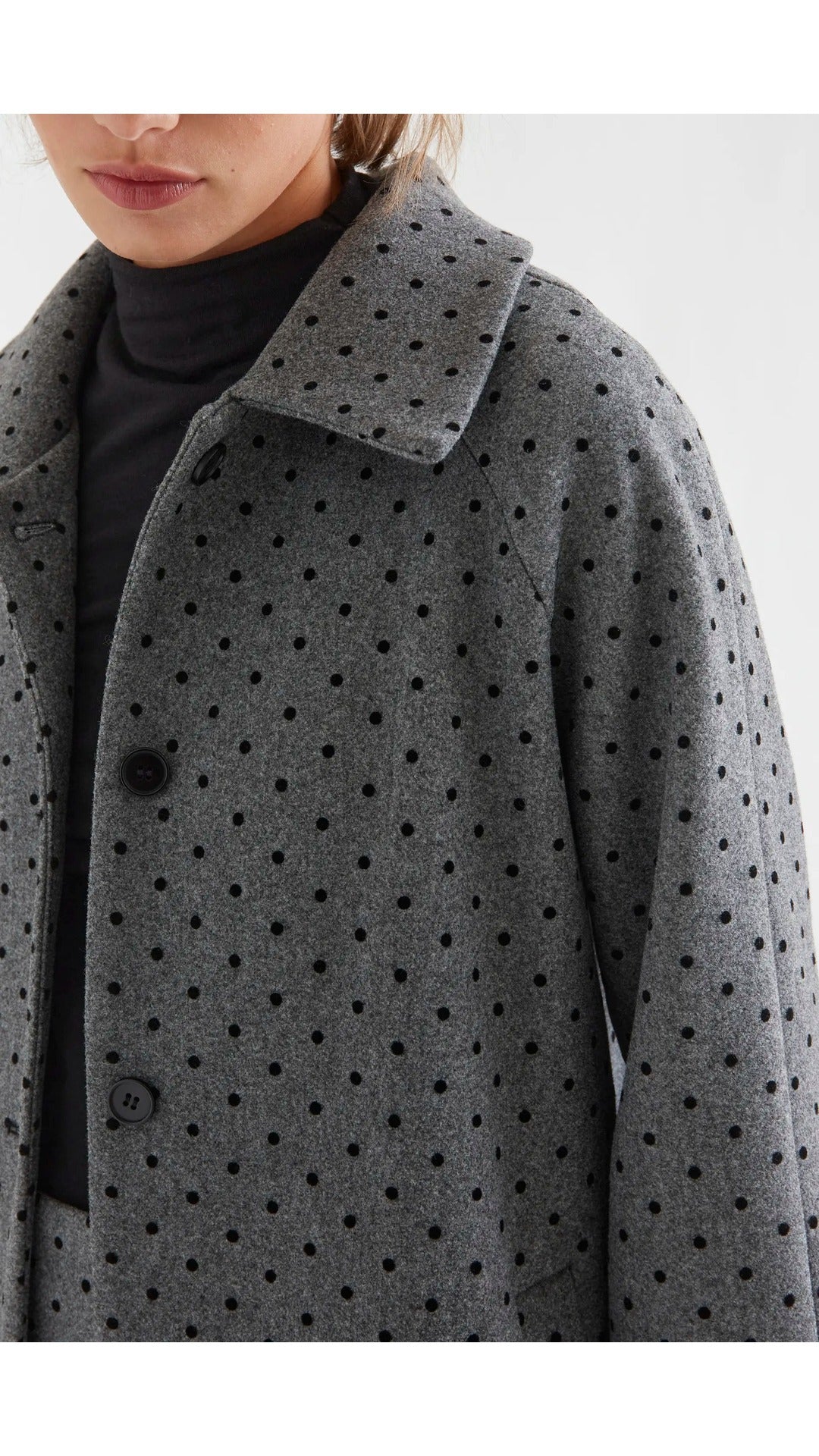 Abrigo gris con punto negro - 3