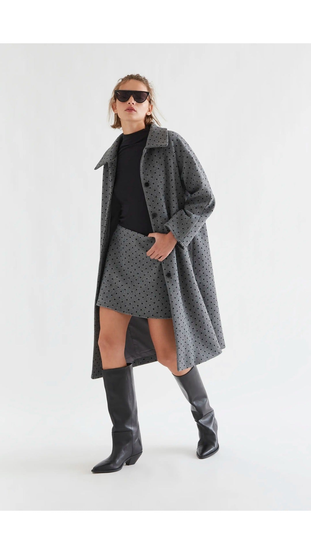 Abrigo gris con punto negro - 4