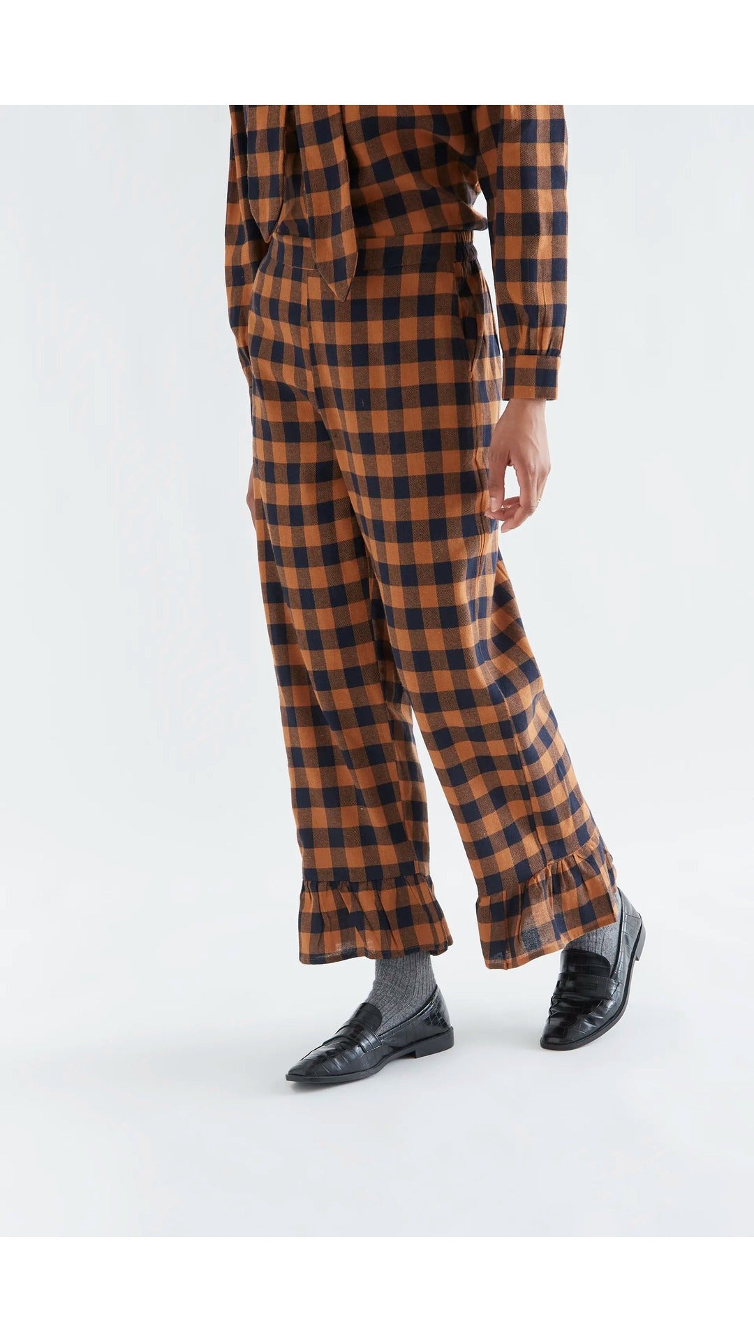 Pantalón 100% algodón con estampado de cuadros marrón y azul marino - 1