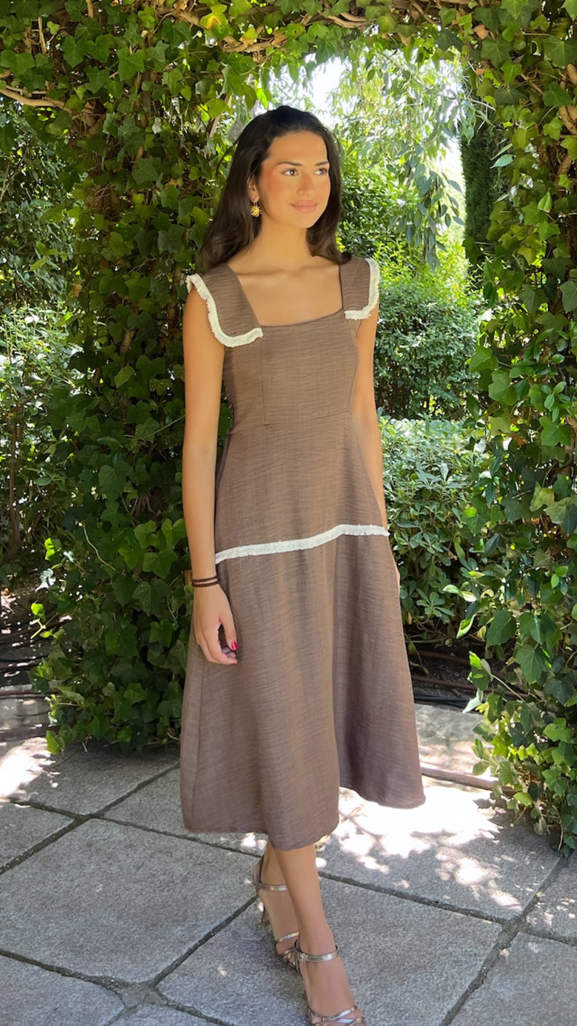 Vestido Toscana midi marrón con escote cuadrado y ribetes blancos