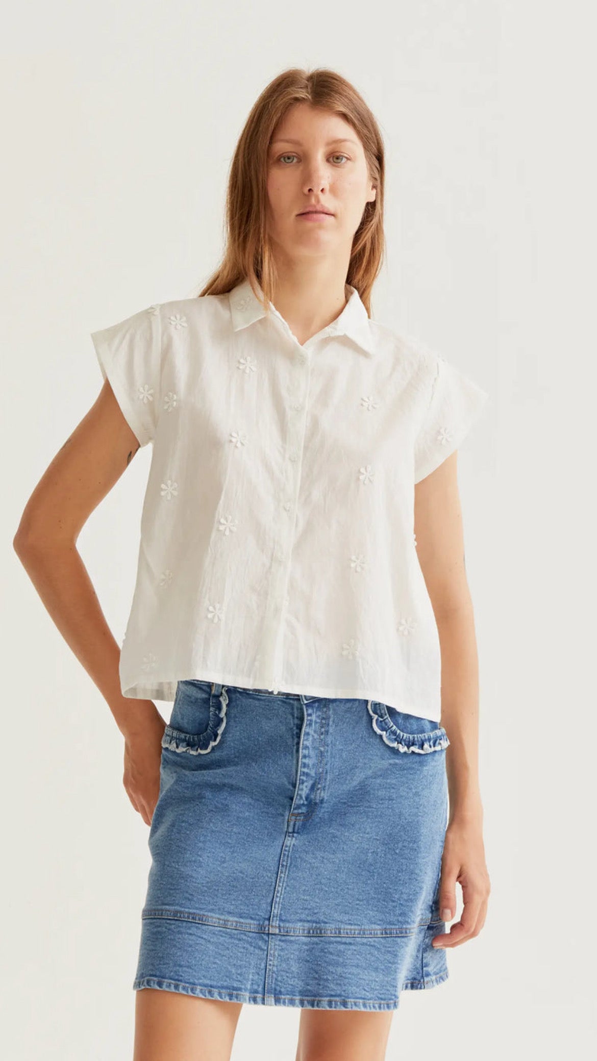 Camisa 100% algodón blanco con bordado floral