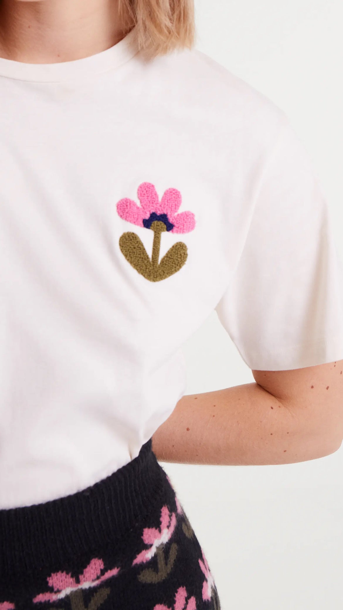 Camiseta 100% algodón con bordado floral