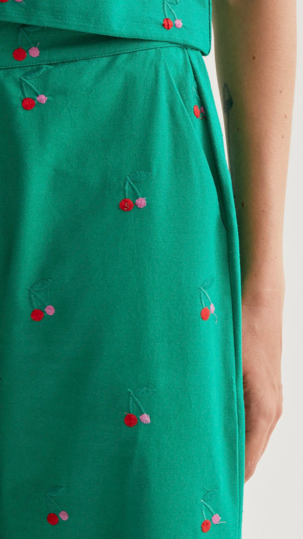 Pantalón con bordados Green Cherries