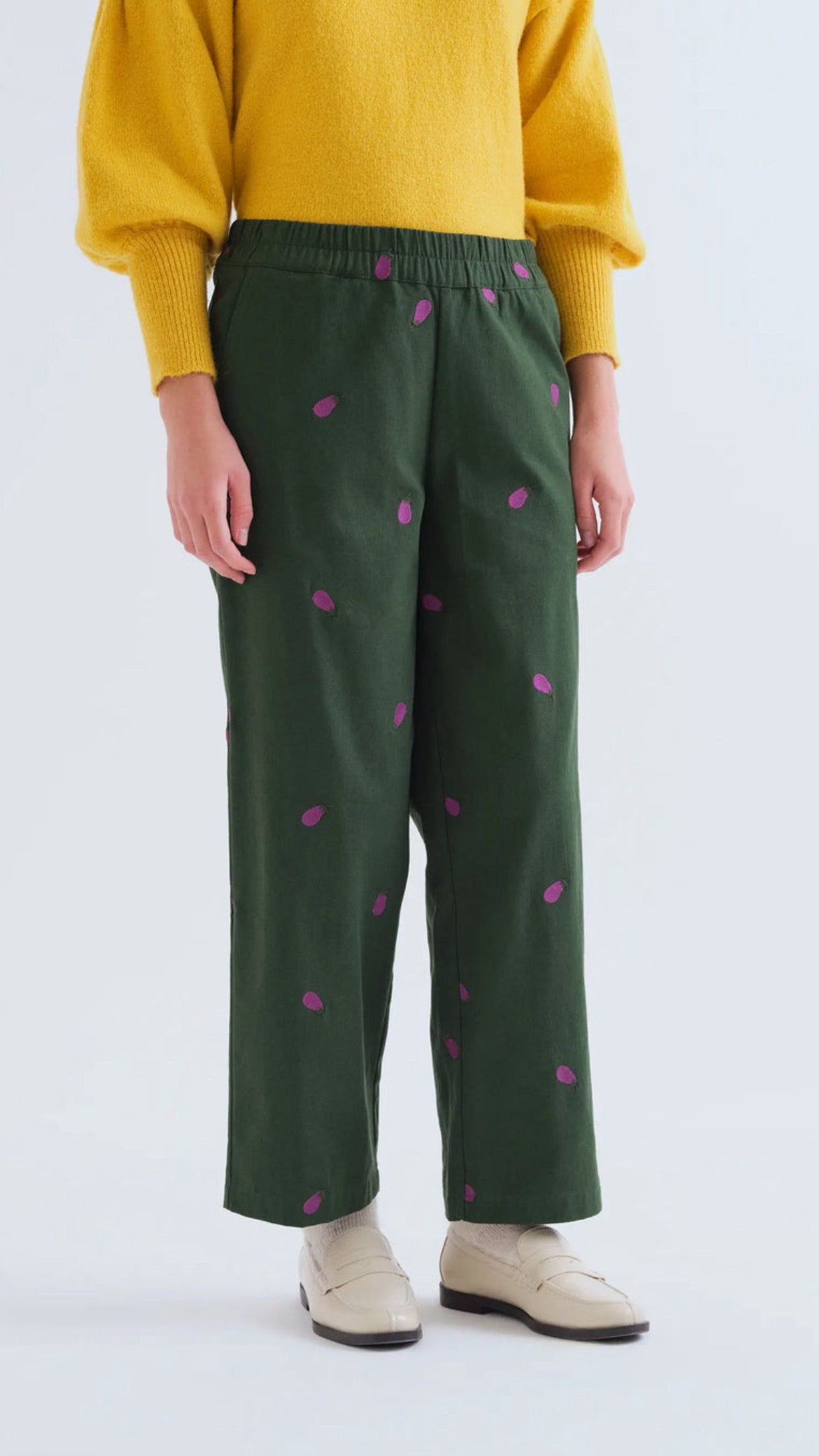 Pantalón 100% algodón con bordado berenjena