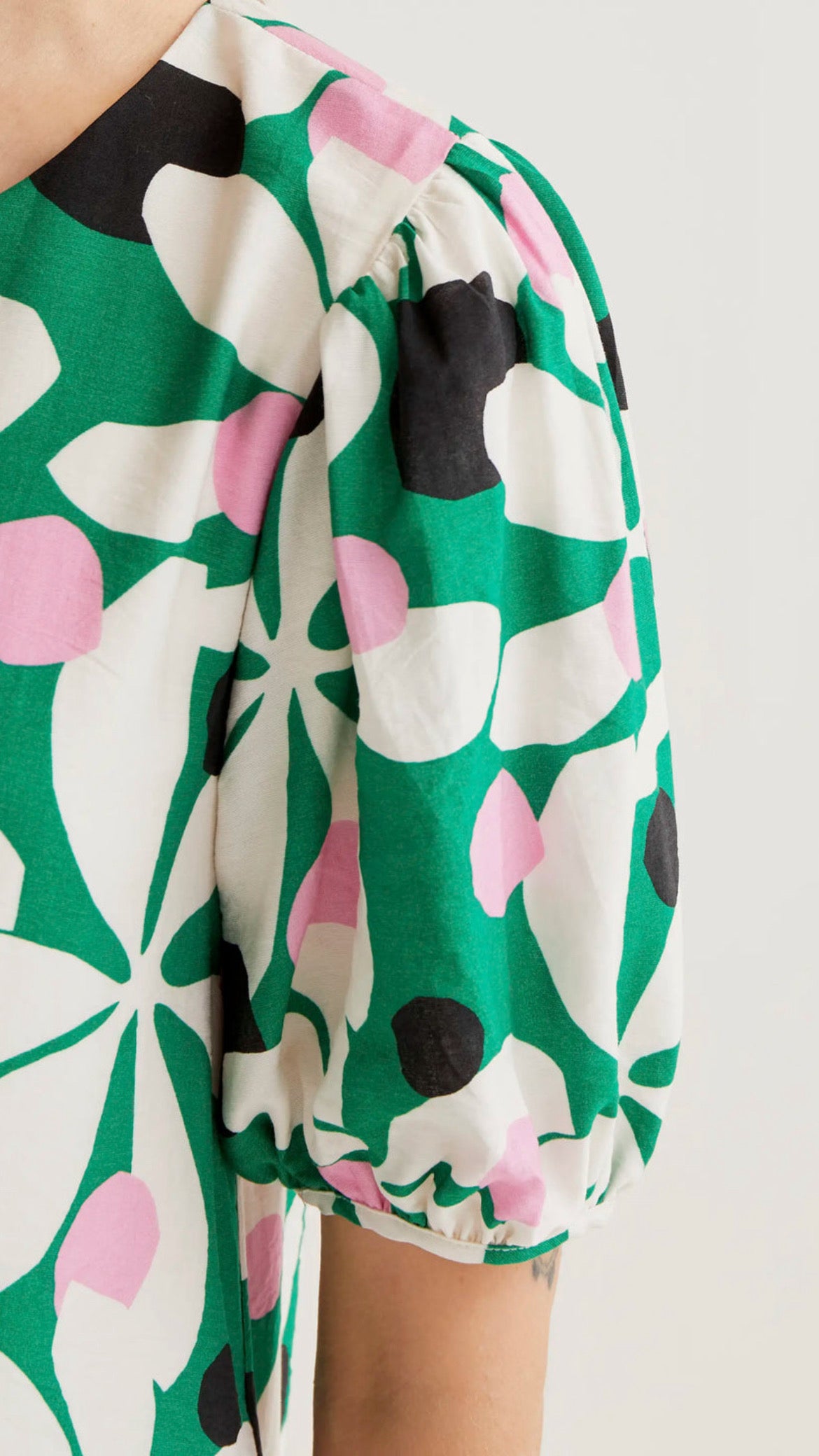 Vestido corto con estampado Hosta