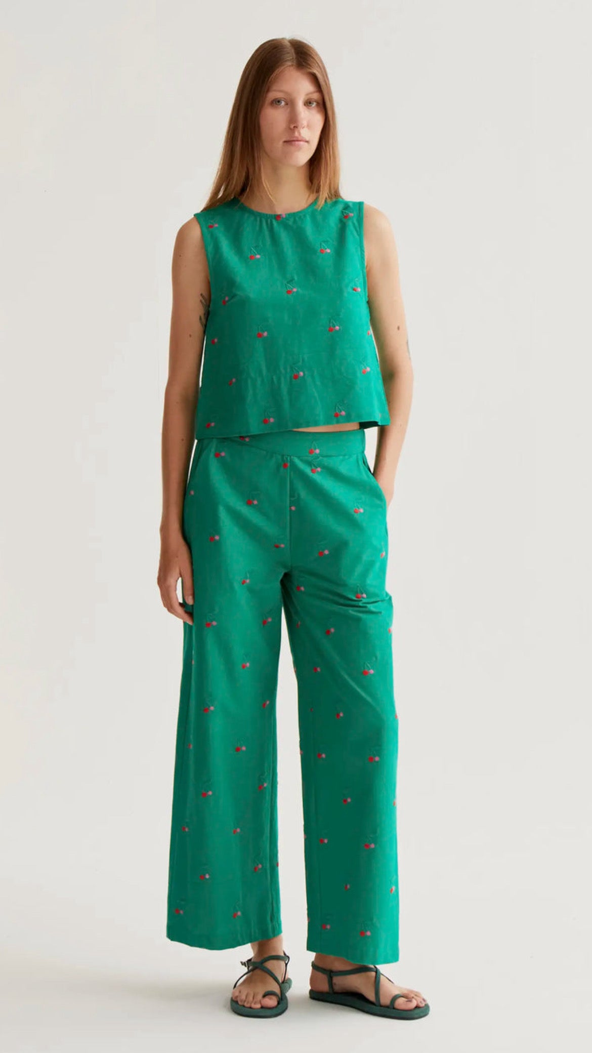 Pantalón con bordados Green Cherries