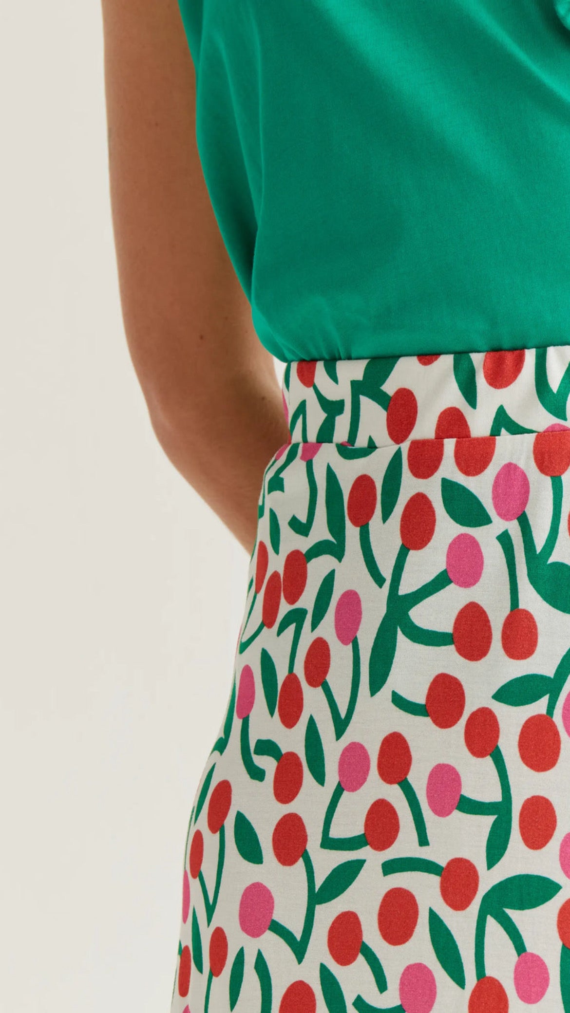 Falda midi con estampado guindas