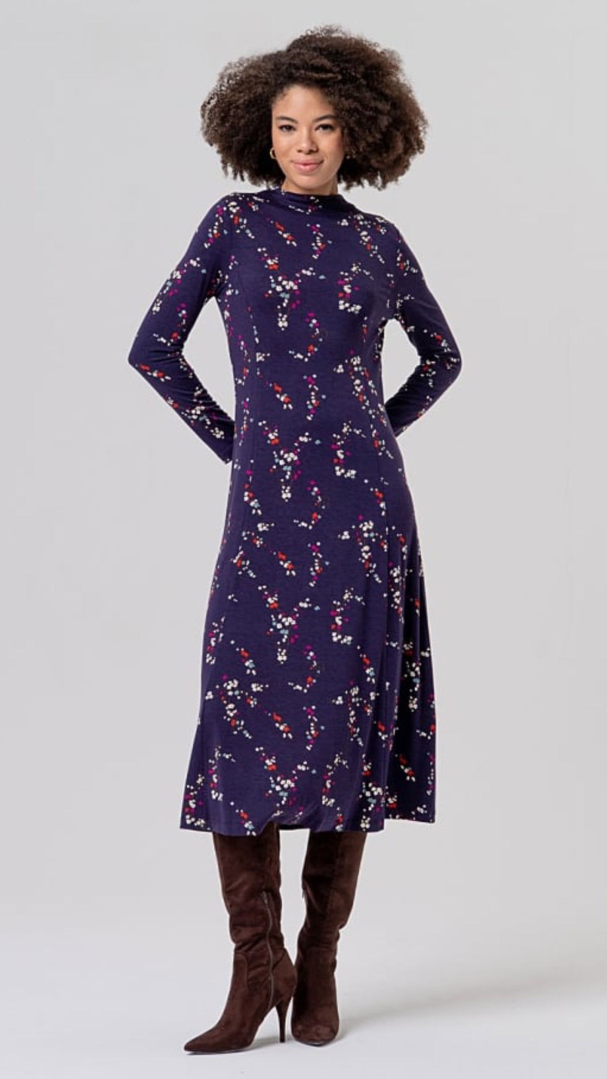 Vestido midi de cuello alto estampado Morado