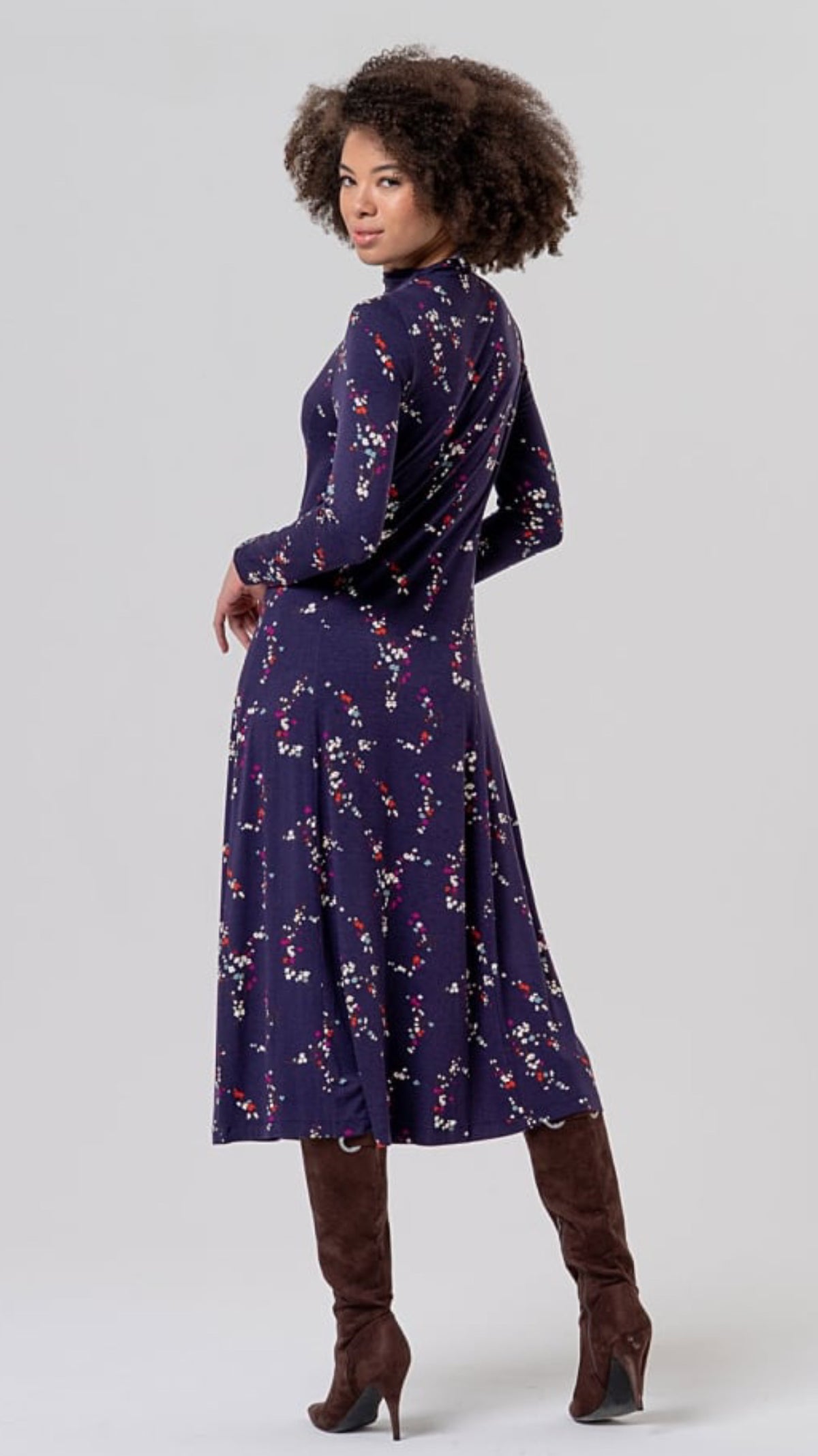 Vestido midi de cuello alto estampado Morado