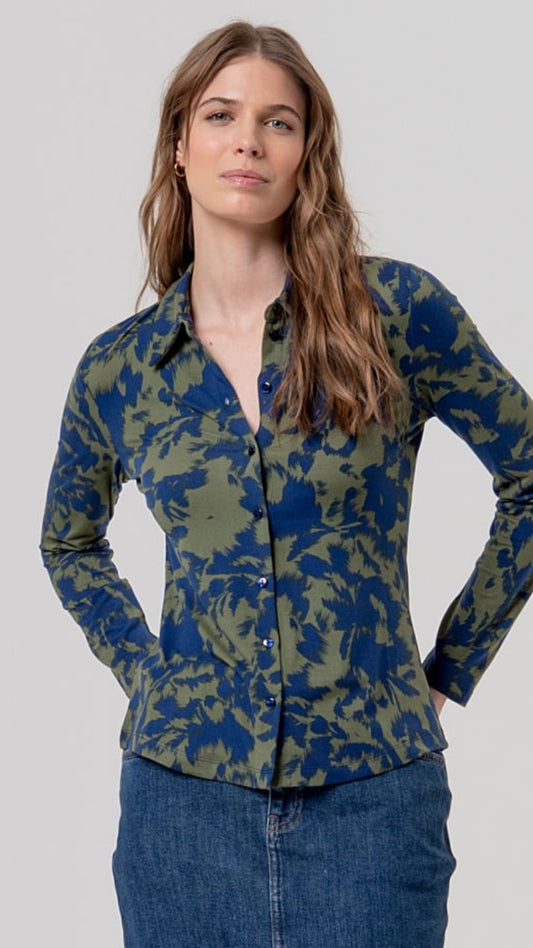 Camisa entallada estampada azul