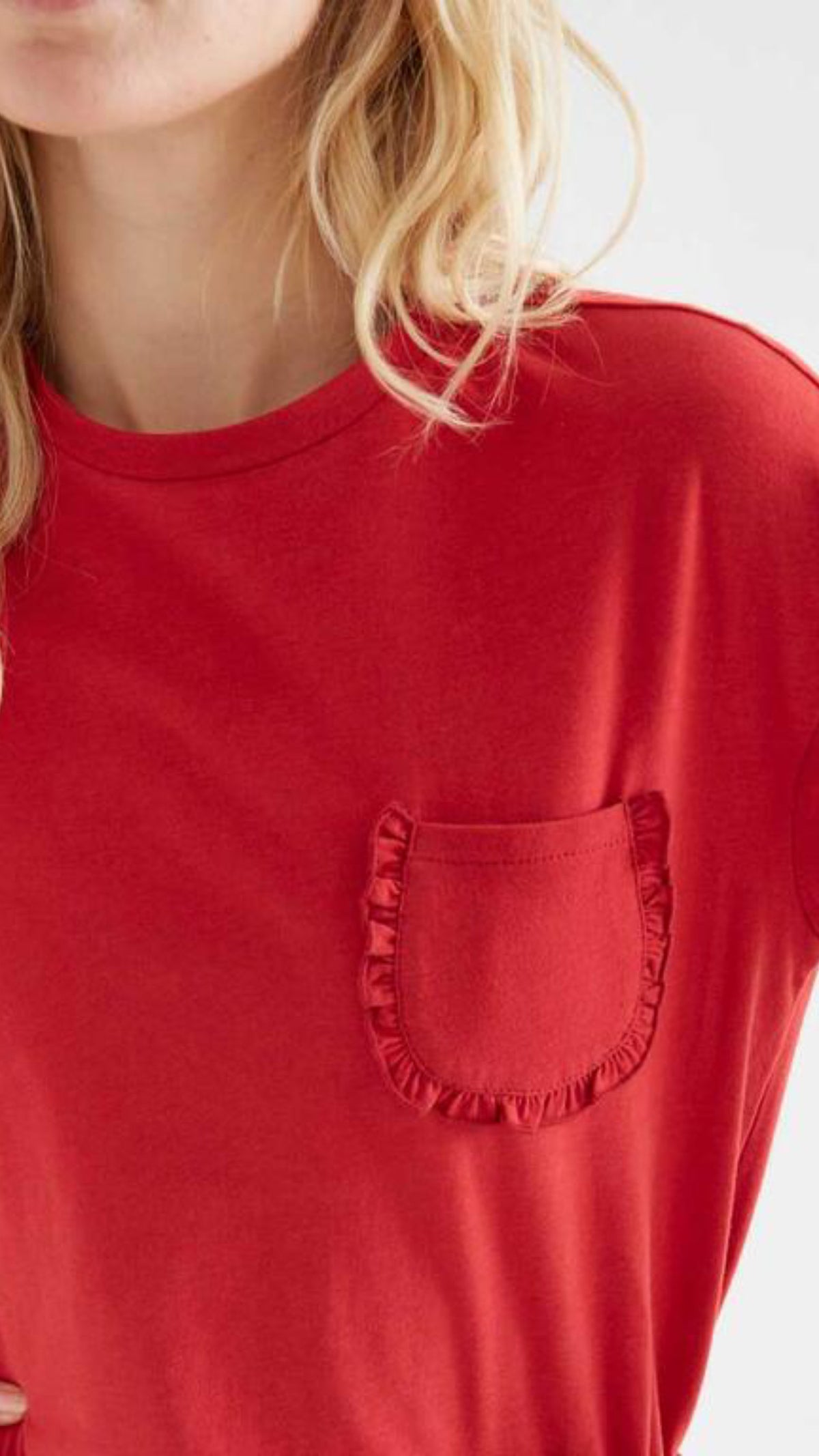 Camiseta 100% algodón roja con bolsillos
