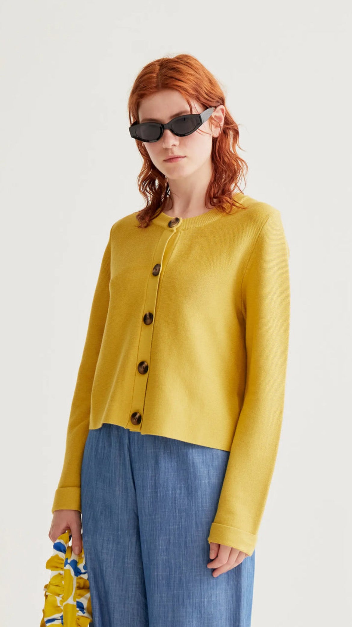 Cárdigan punto amarillo con botones grandes