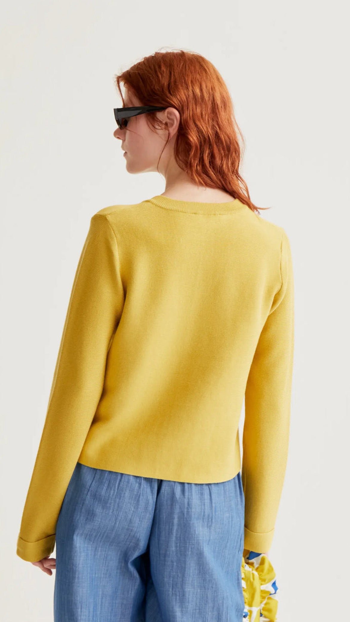 Cárdigan punto amarillo con botones grandes