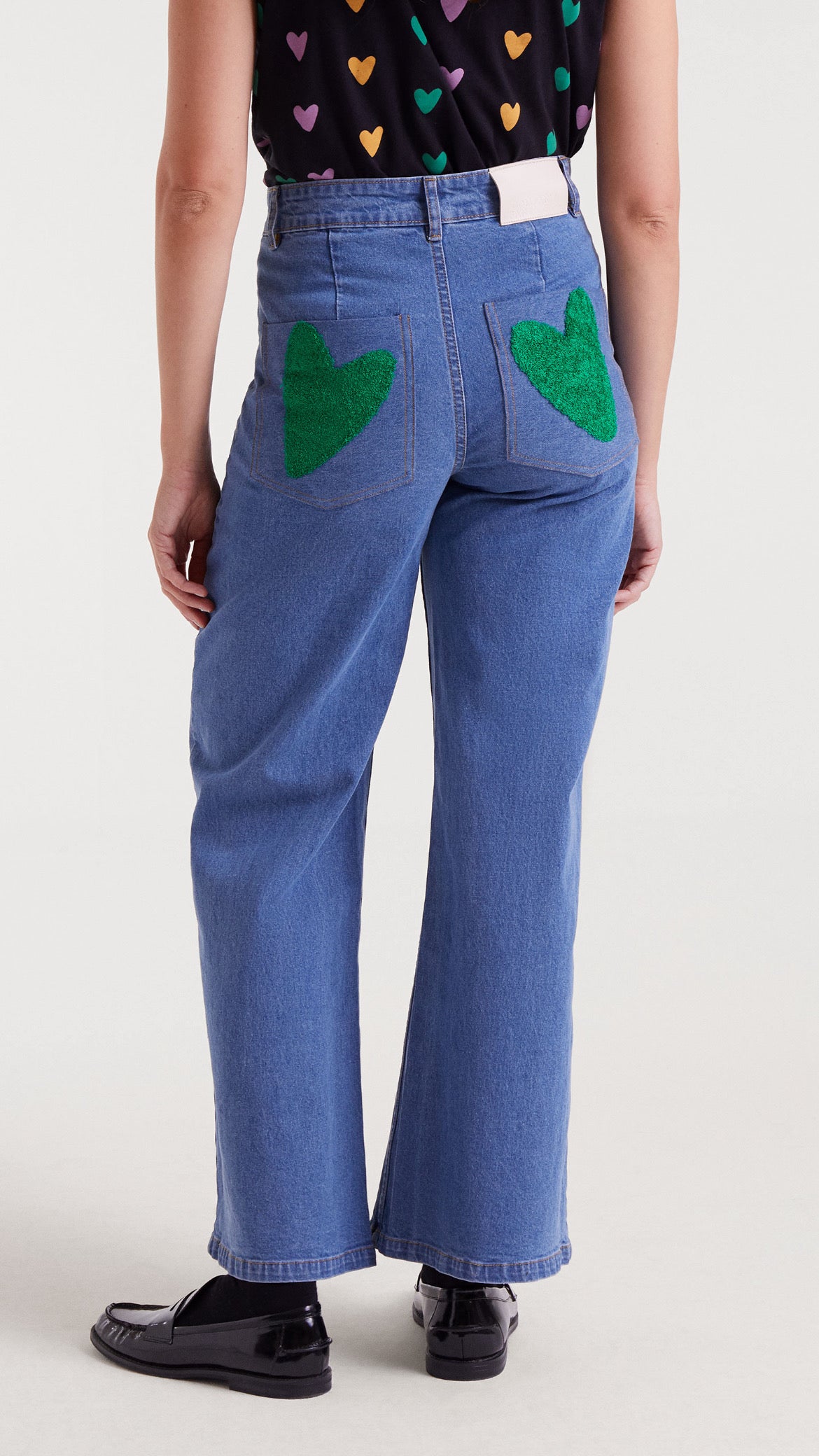 Pantalón vaquero con bordado corazón