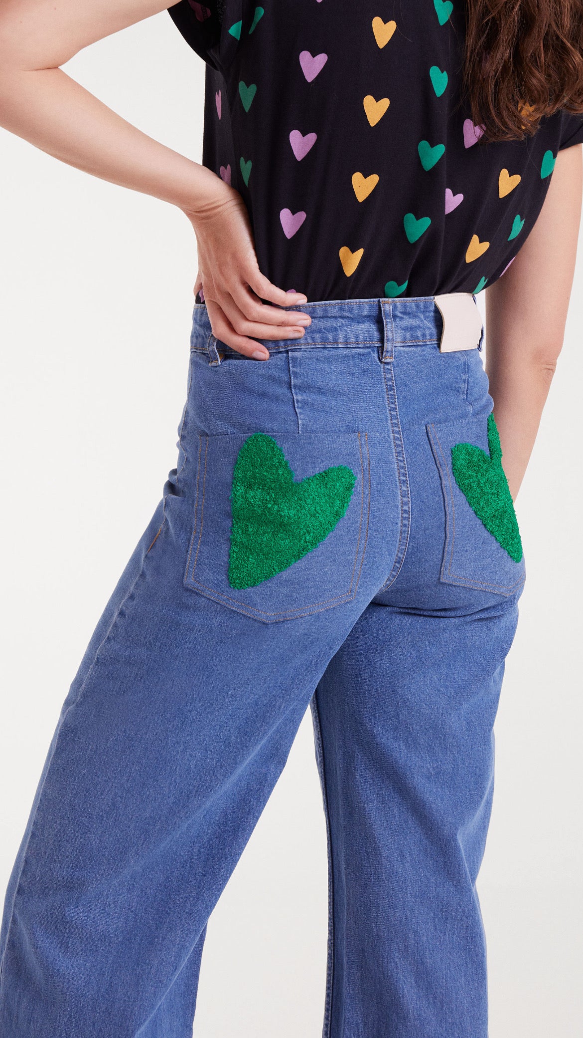 Pantalón vaquero con bordado corazón