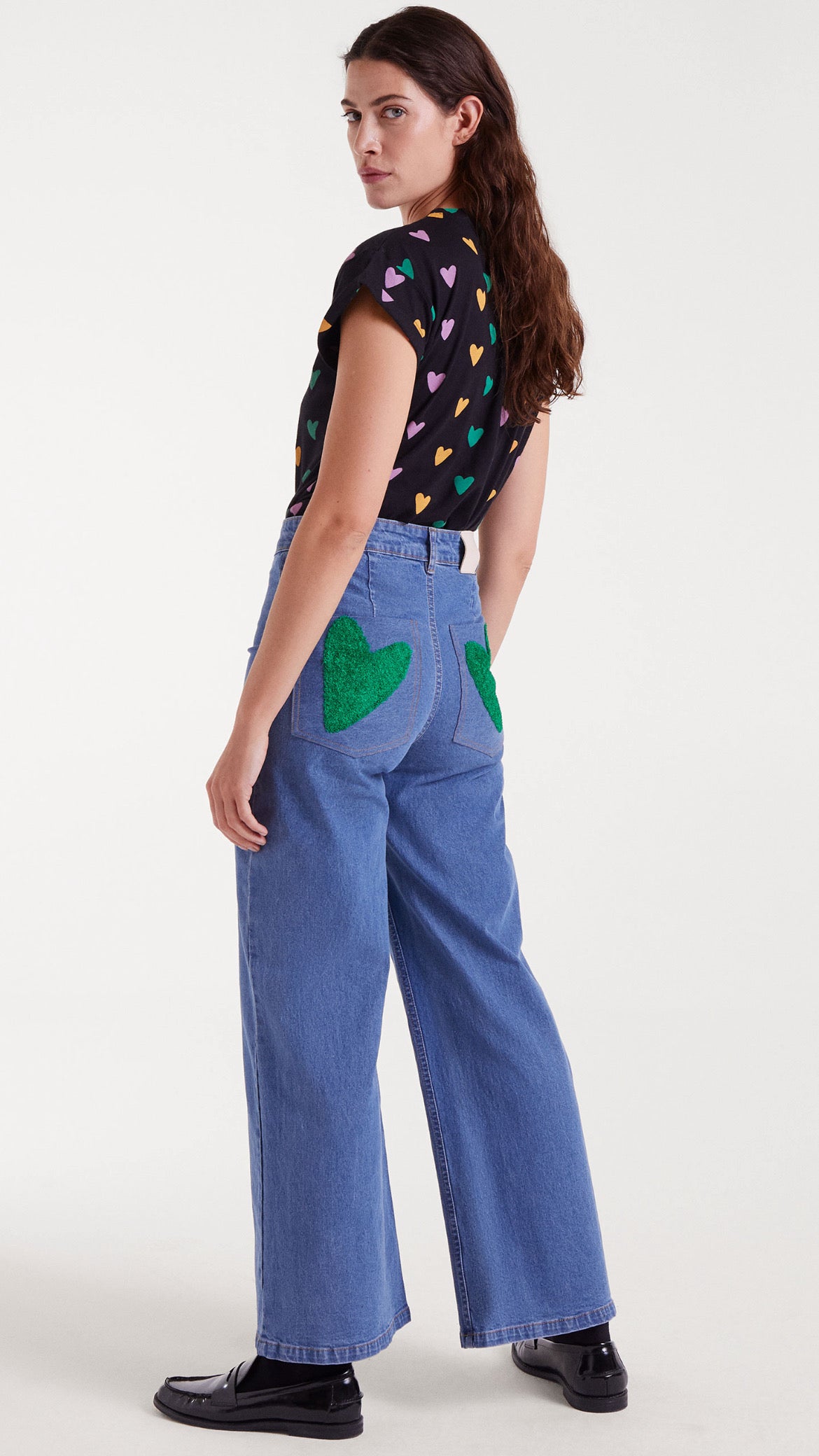 Pantalón vaquero con bordado corazón