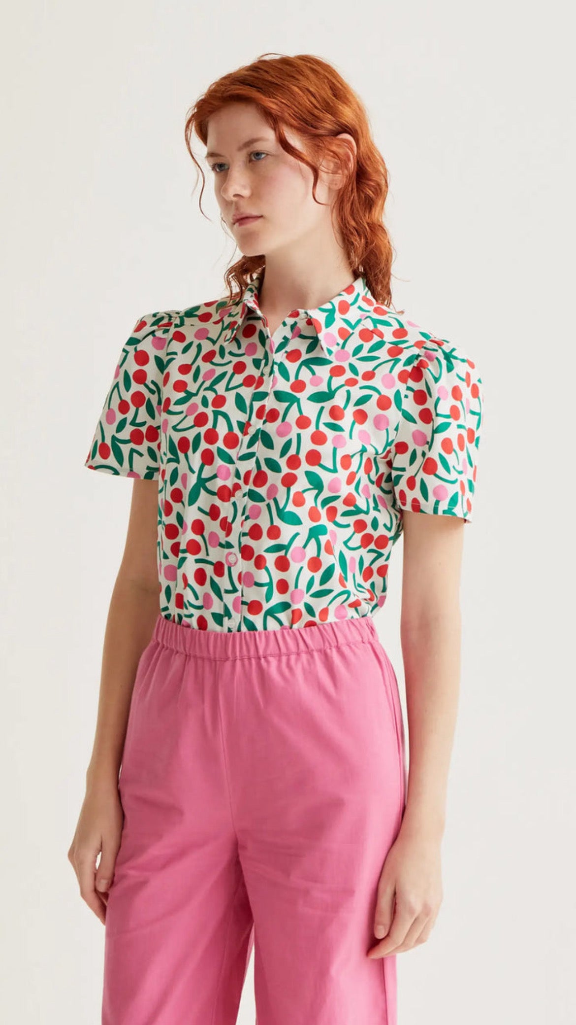 Camisa con estampado guinda