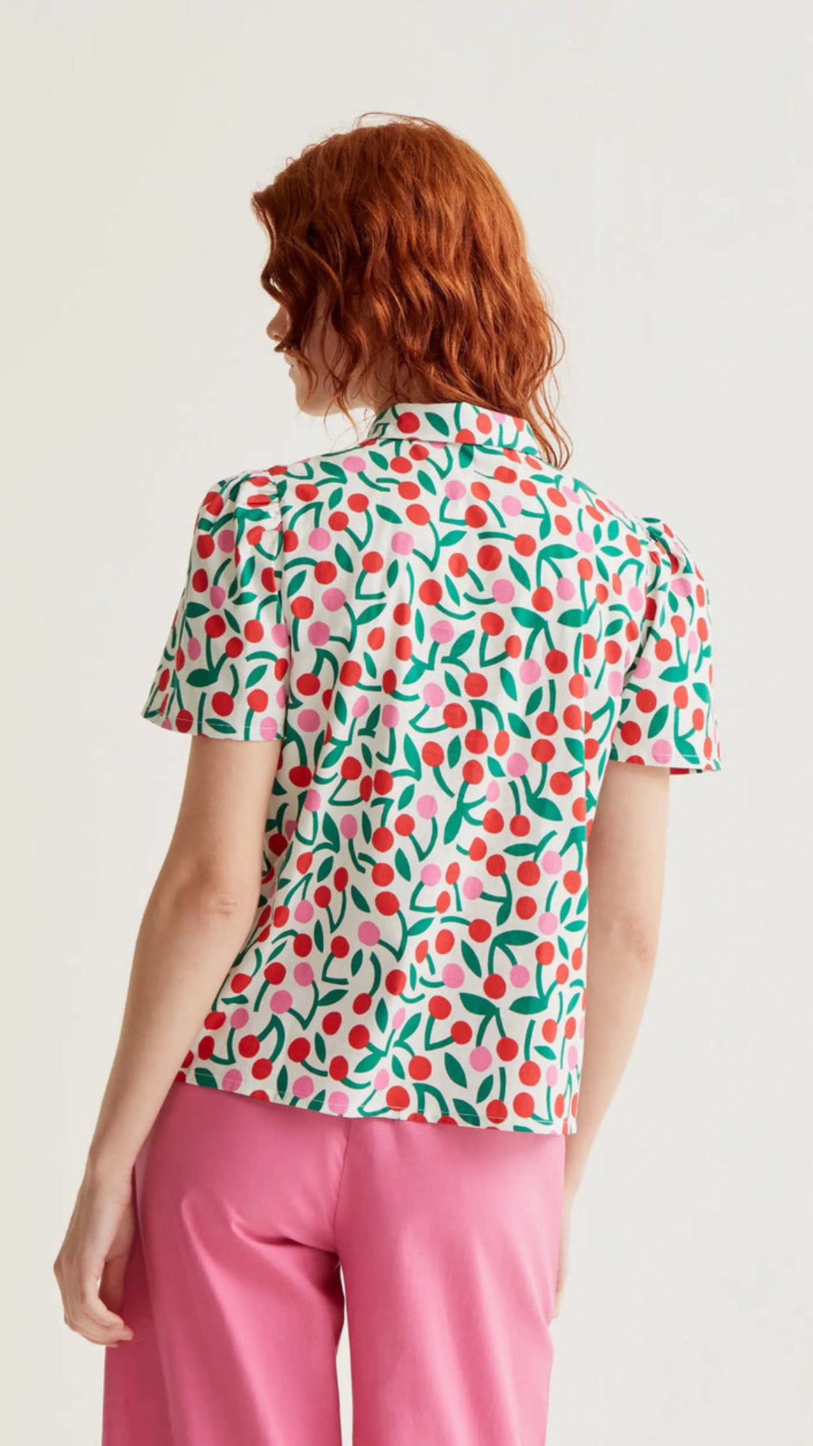 Camisa con estampado guinda