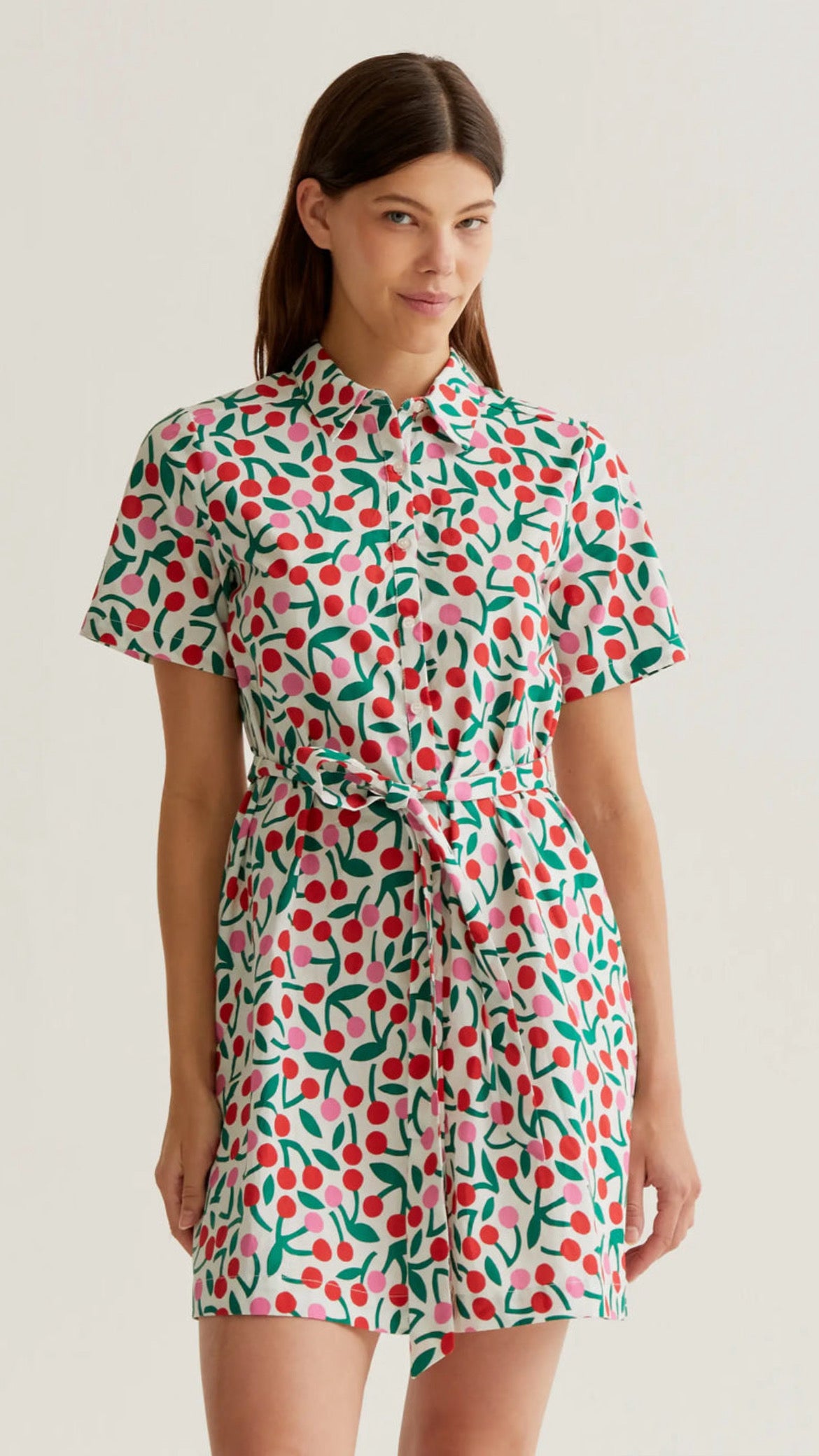 Vestido corto con estampado Guinda
