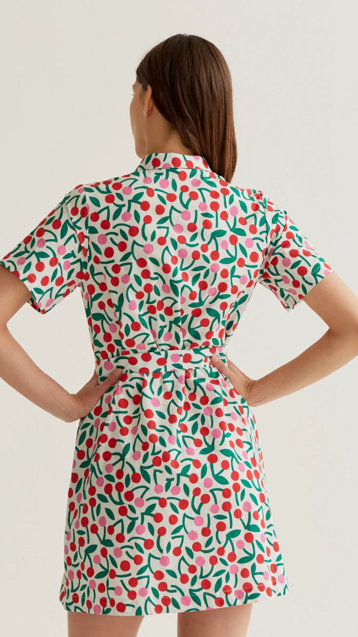 Vestido corto con estampado Guinda