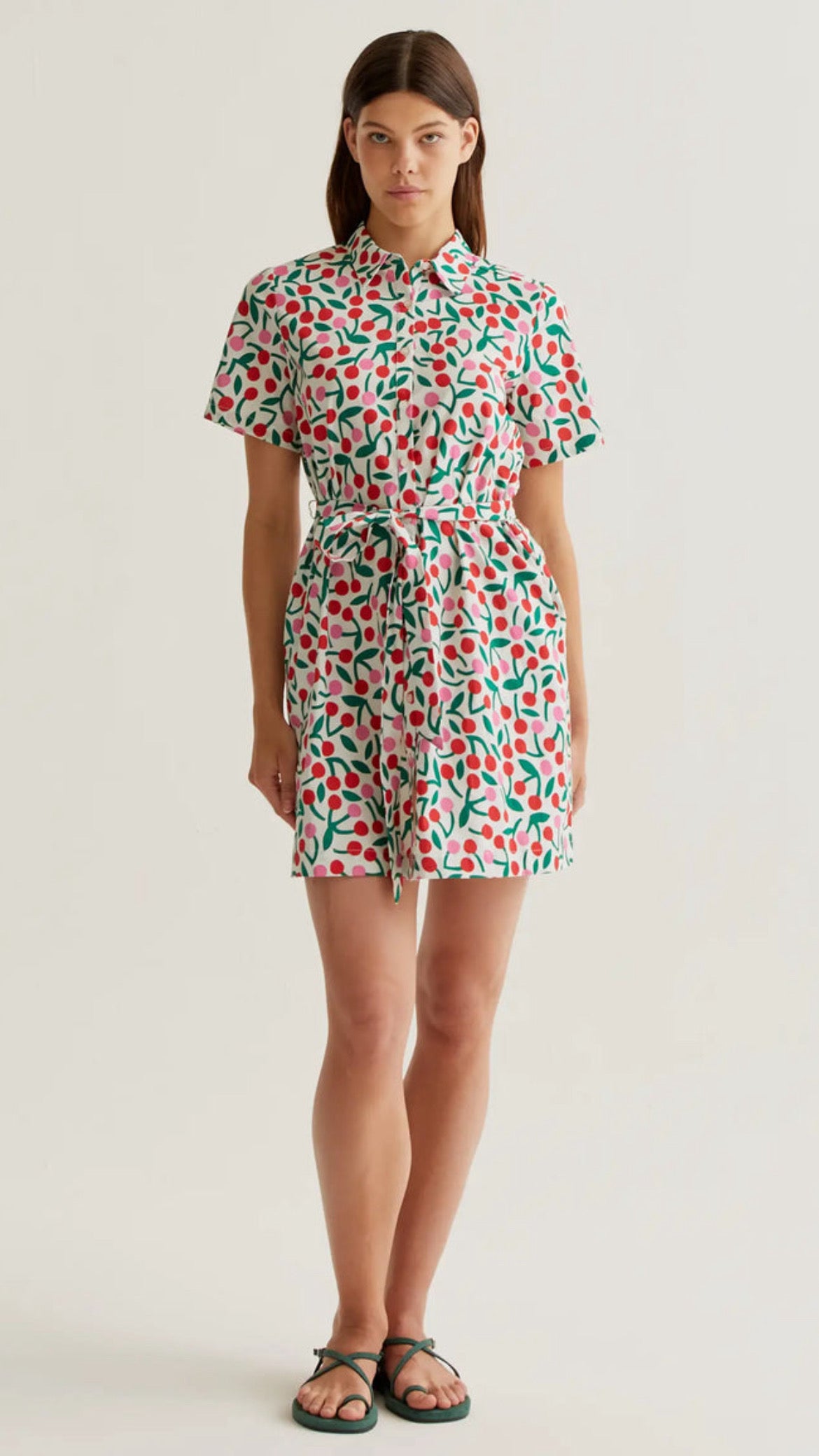 Vestido corto con estampado Guinda