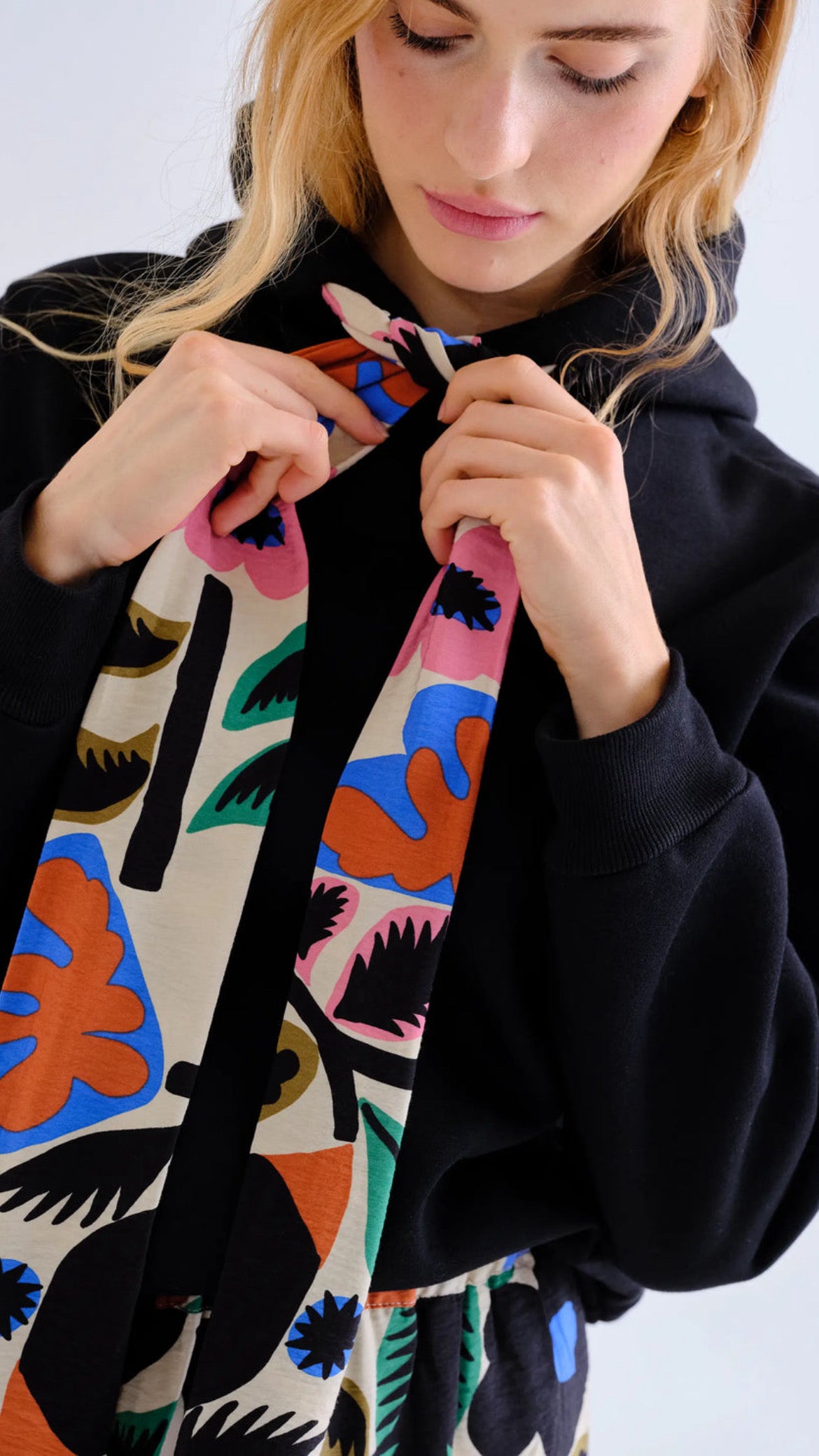 Sudadera negra con lazada estampada Neo Garden