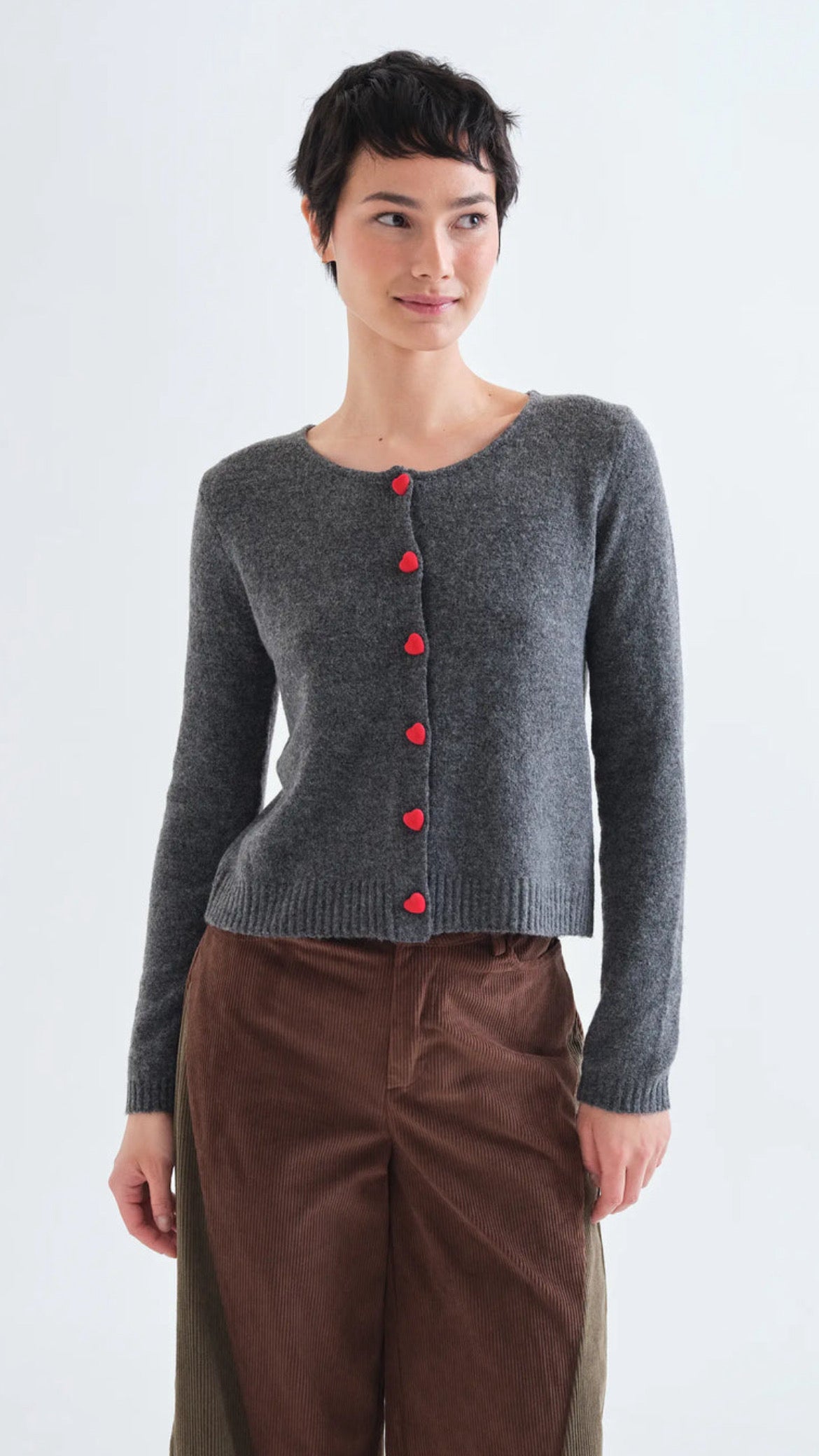 Cárdigan gris oscuro con botones de corazón rojo