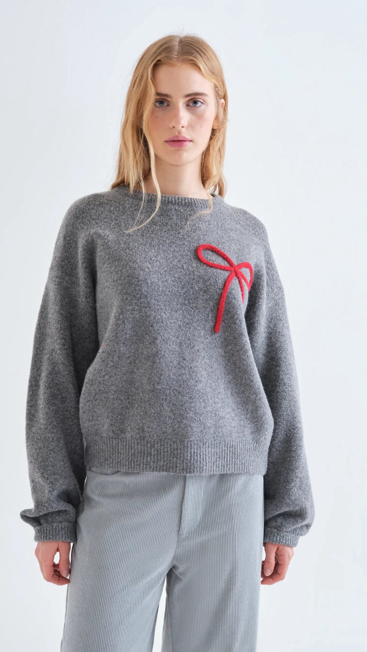 Jersey punto gris con detalle de lazo rojo
