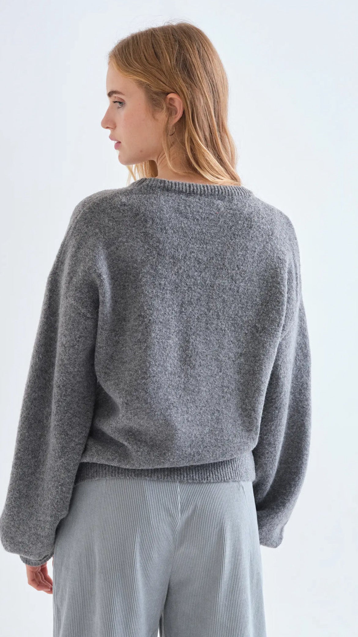 Jersey punto gris con detalle de lazo rojo