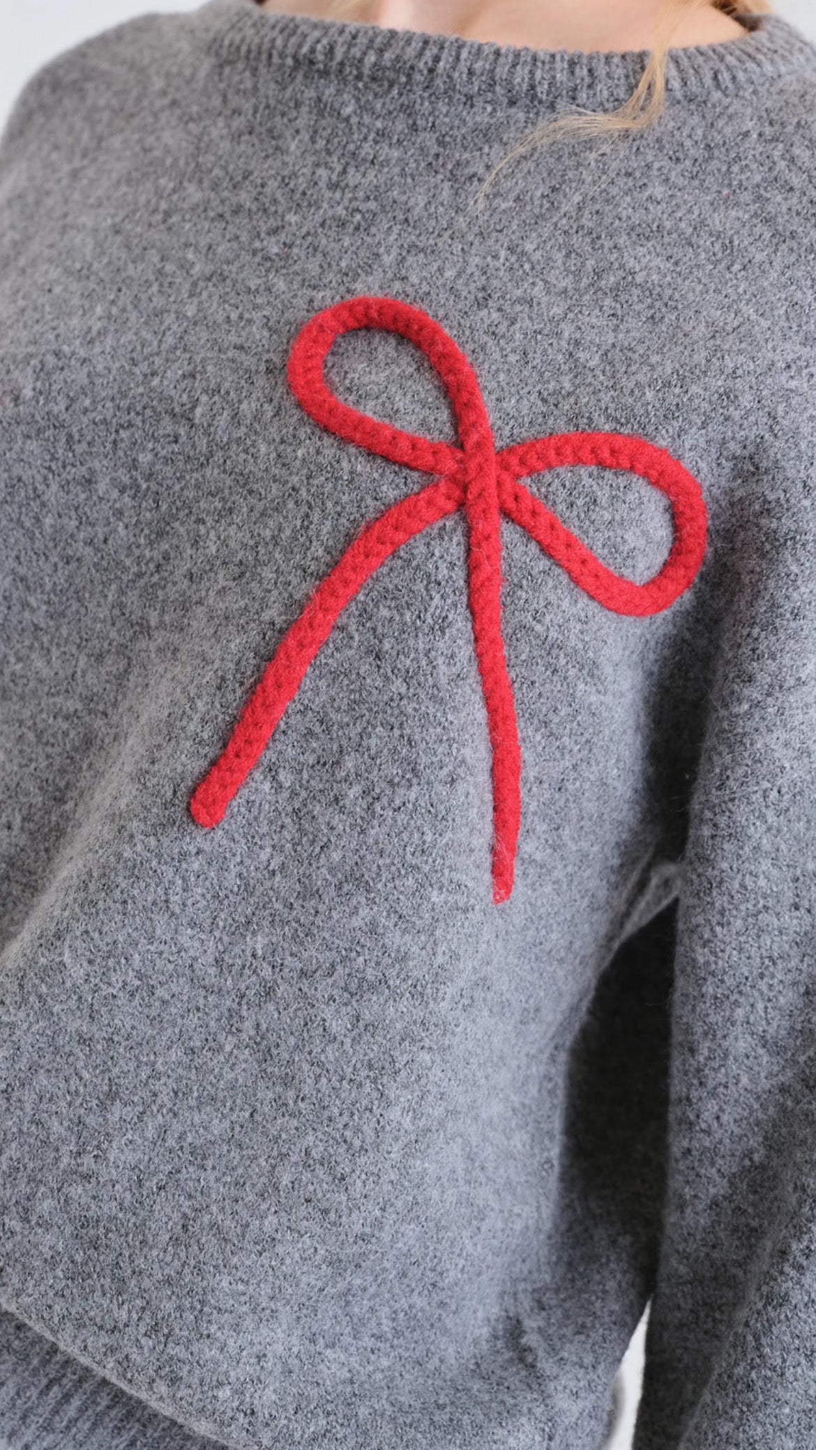 Jersey punto gris con detalle de lazo rojo