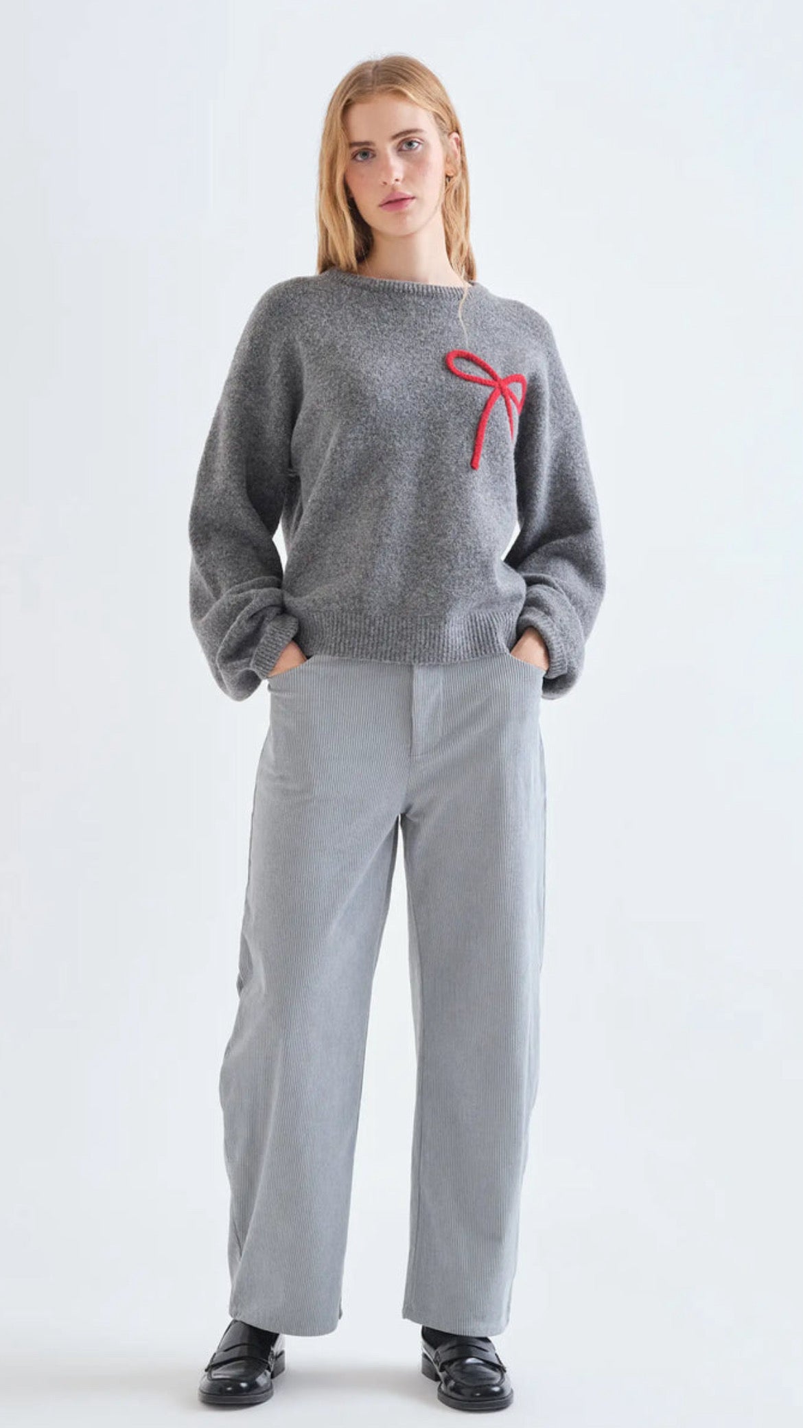 Jersey punto gris con detalle de lazo rojo