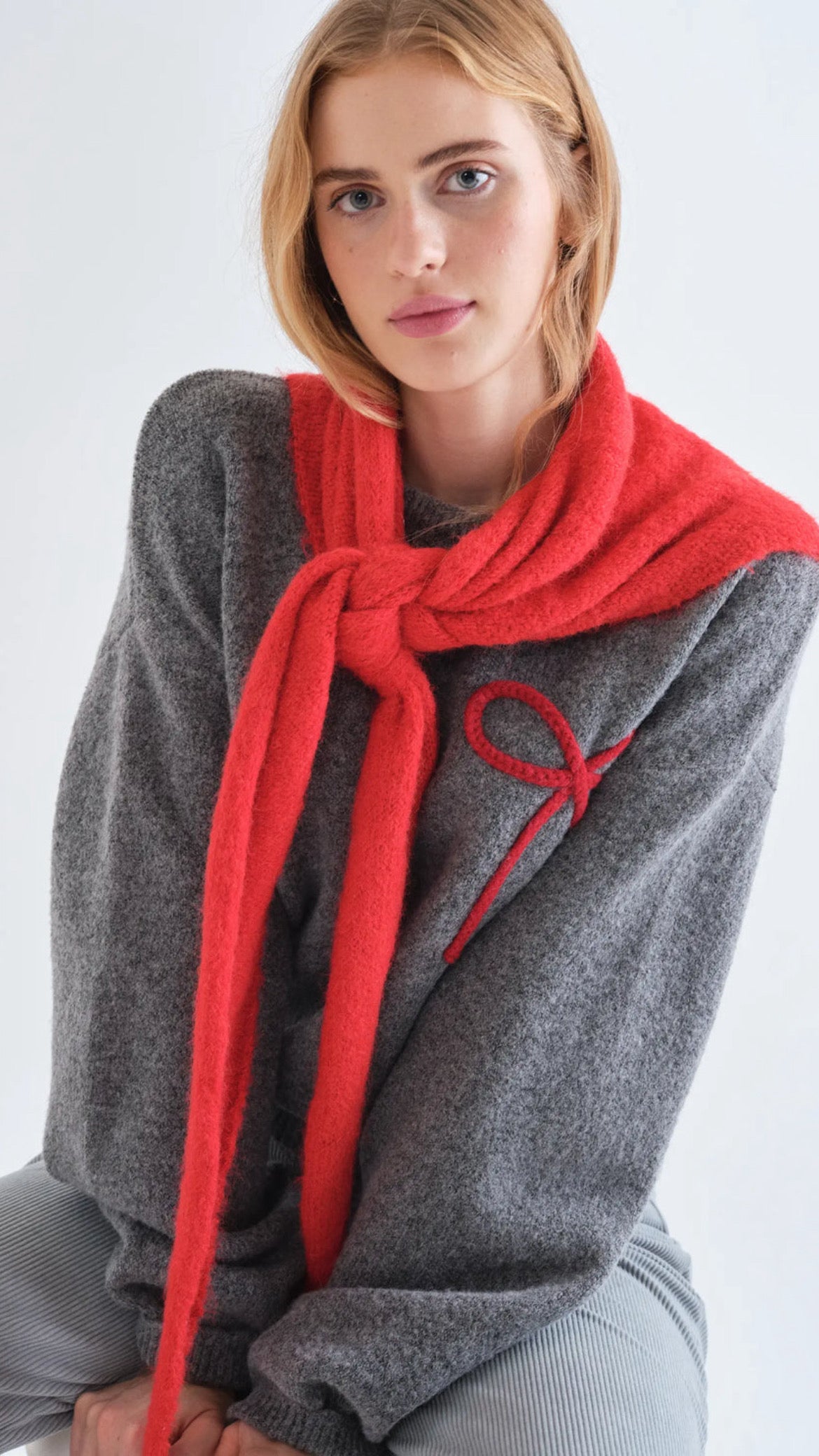 Jersey punto gris con detalle de lazo rojo