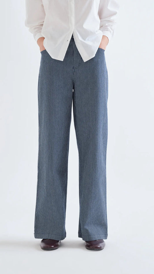 Pantalón vaquero con rayas azul y blanco