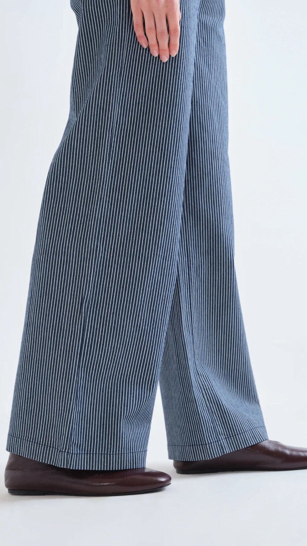 Pantalón vaquero con rayas azul y blanco