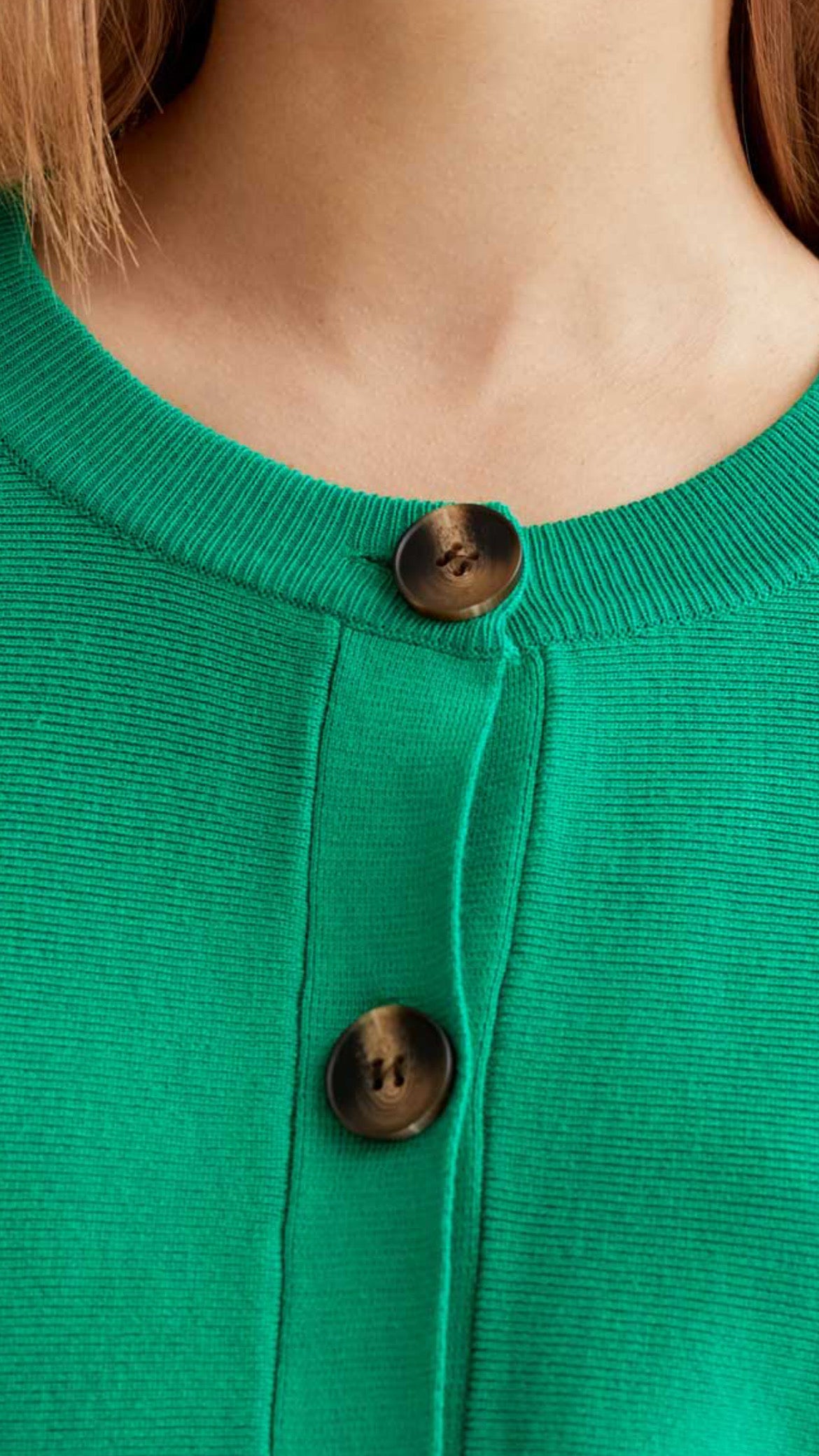 Cárdigan de punto verde con botones grandes