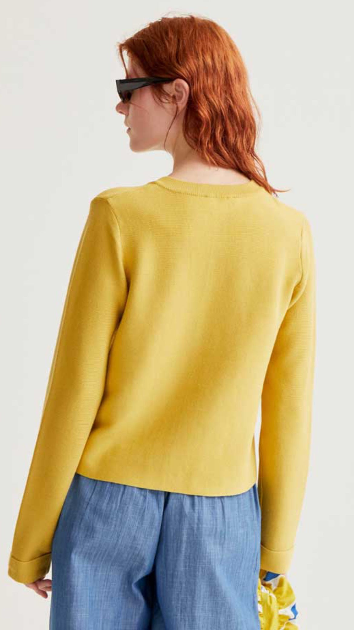 Cárdigan de punto amarillo con botones grandes