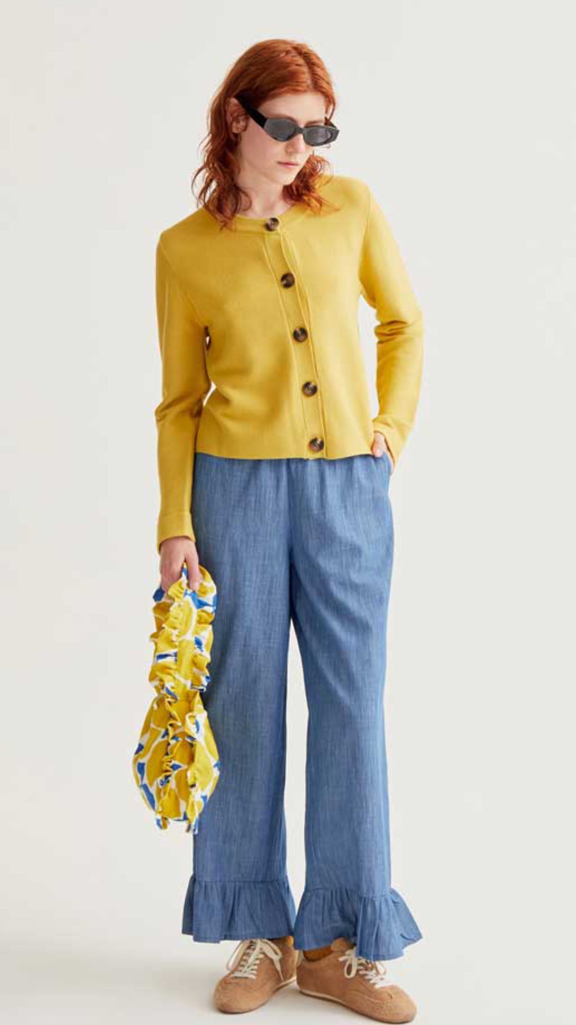 Cárdigan de punto amarillo con botones grandes