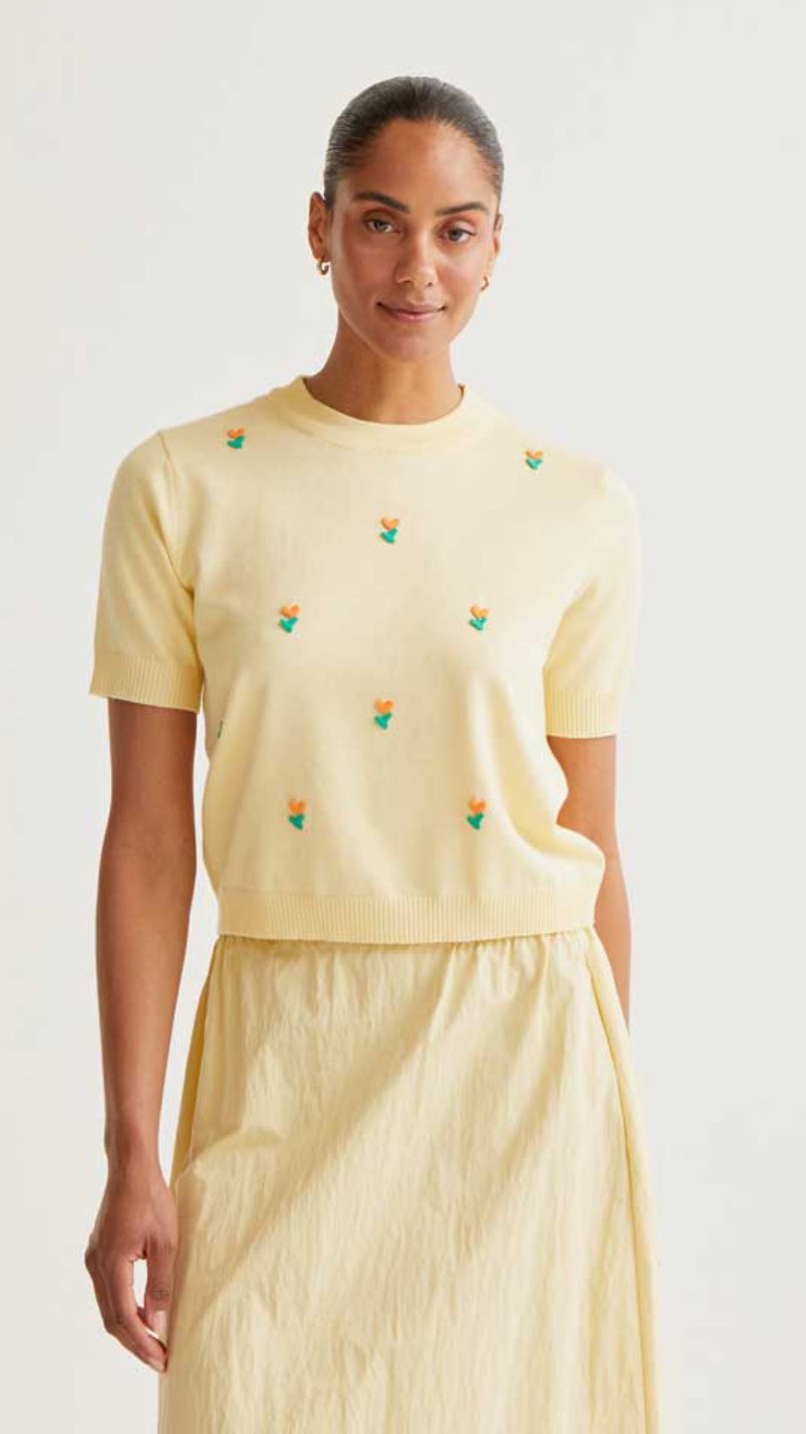 Top de punto suave amarillo con flores