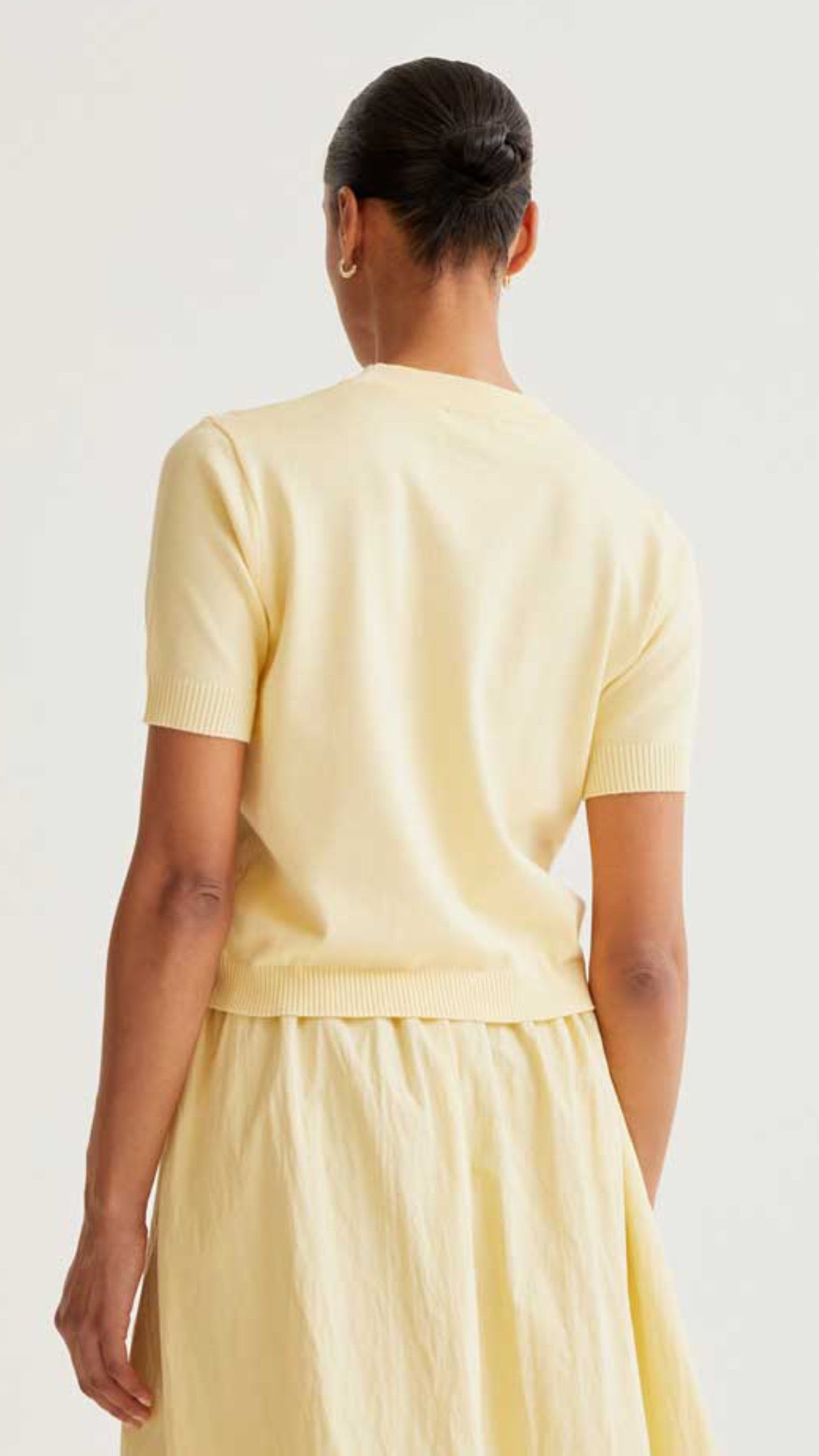 Top de punto suave amarillo con flores