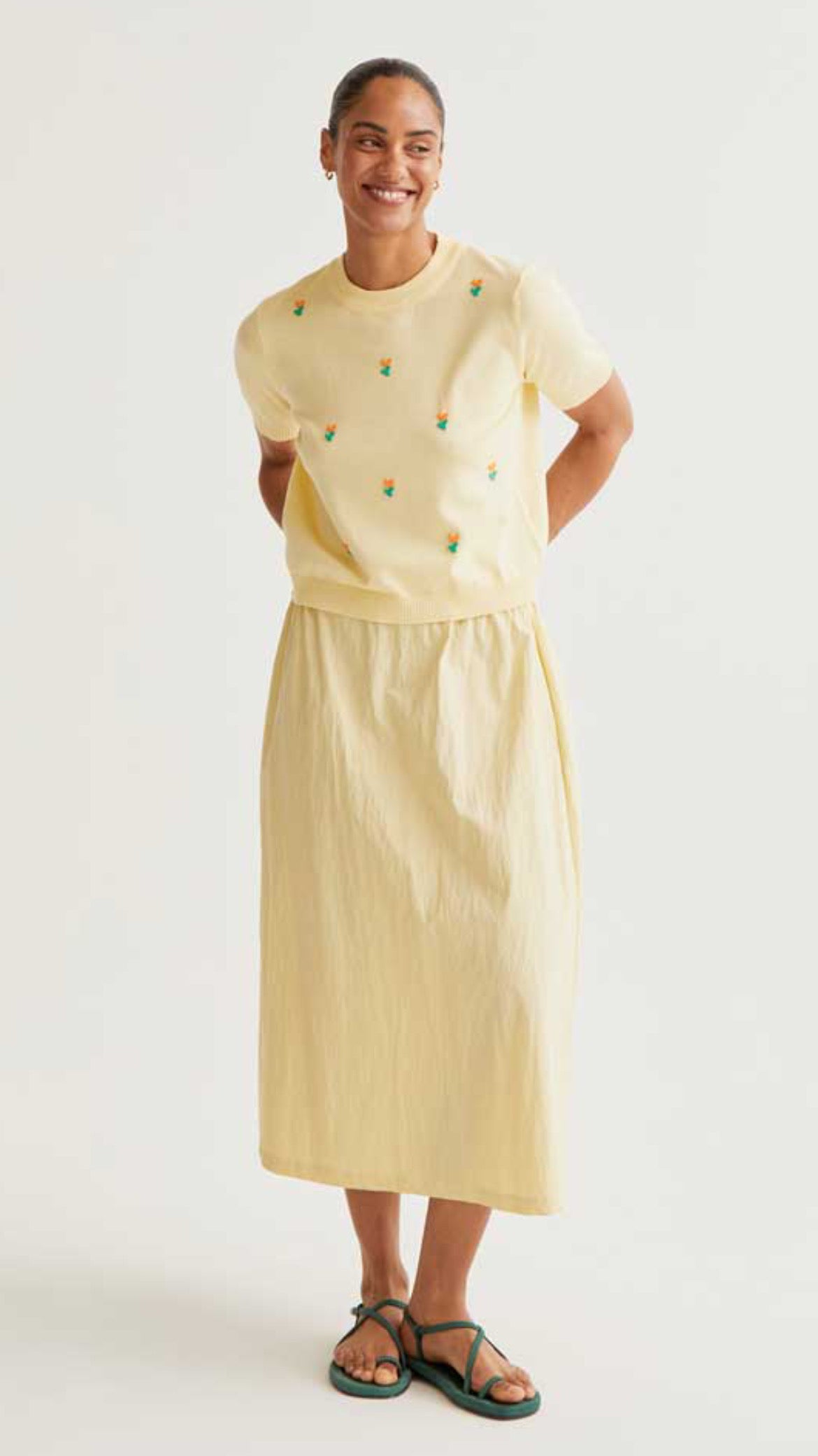 Top de punto suave amarillo con flores