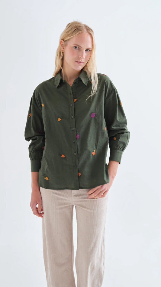Camisa 100% algodón con bordados vegetales