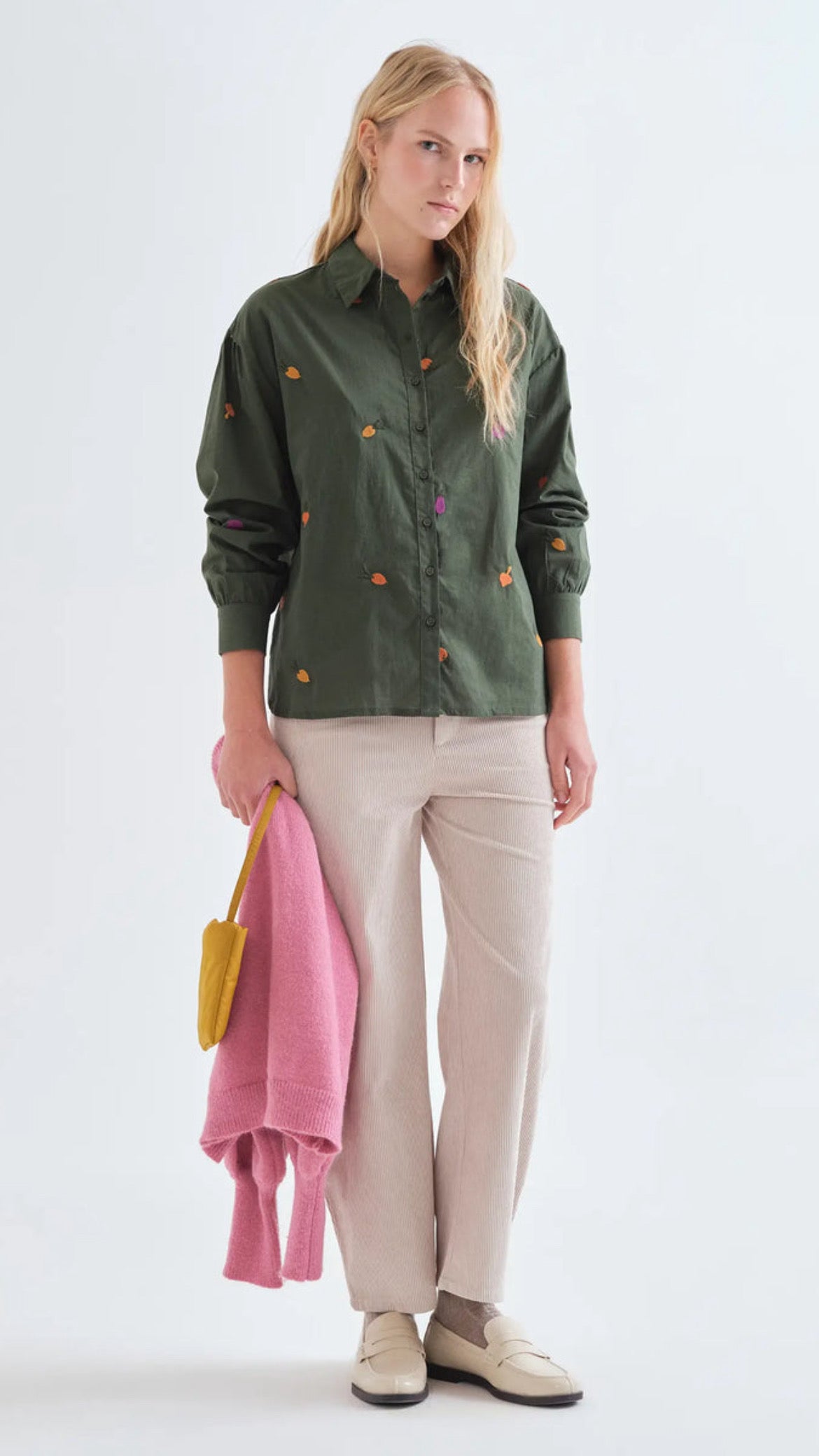 Camisa 100% algodón con bordados vegetales